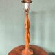 Pied de lampe de table en chêne sculpté frappante et grande (75 cm) attribuée à un sculpteur scandinave.