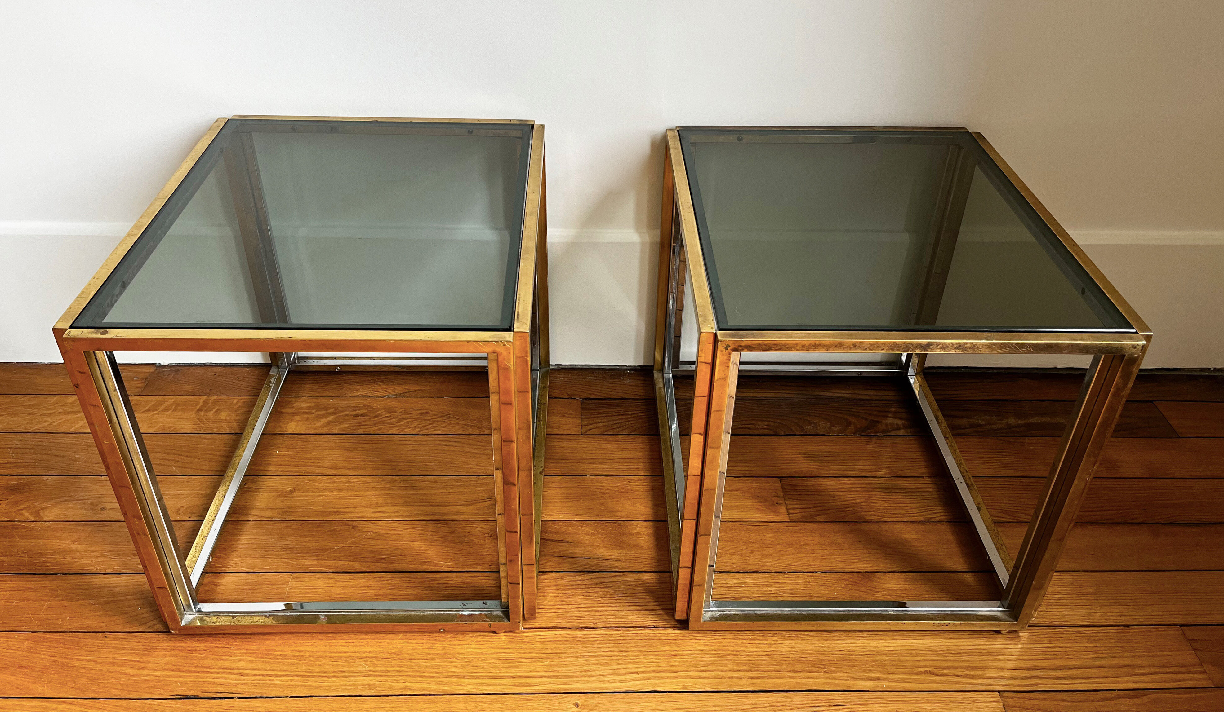 Paire de gueridon / bouts de canapé / chevets, chrome et doré, 1970s