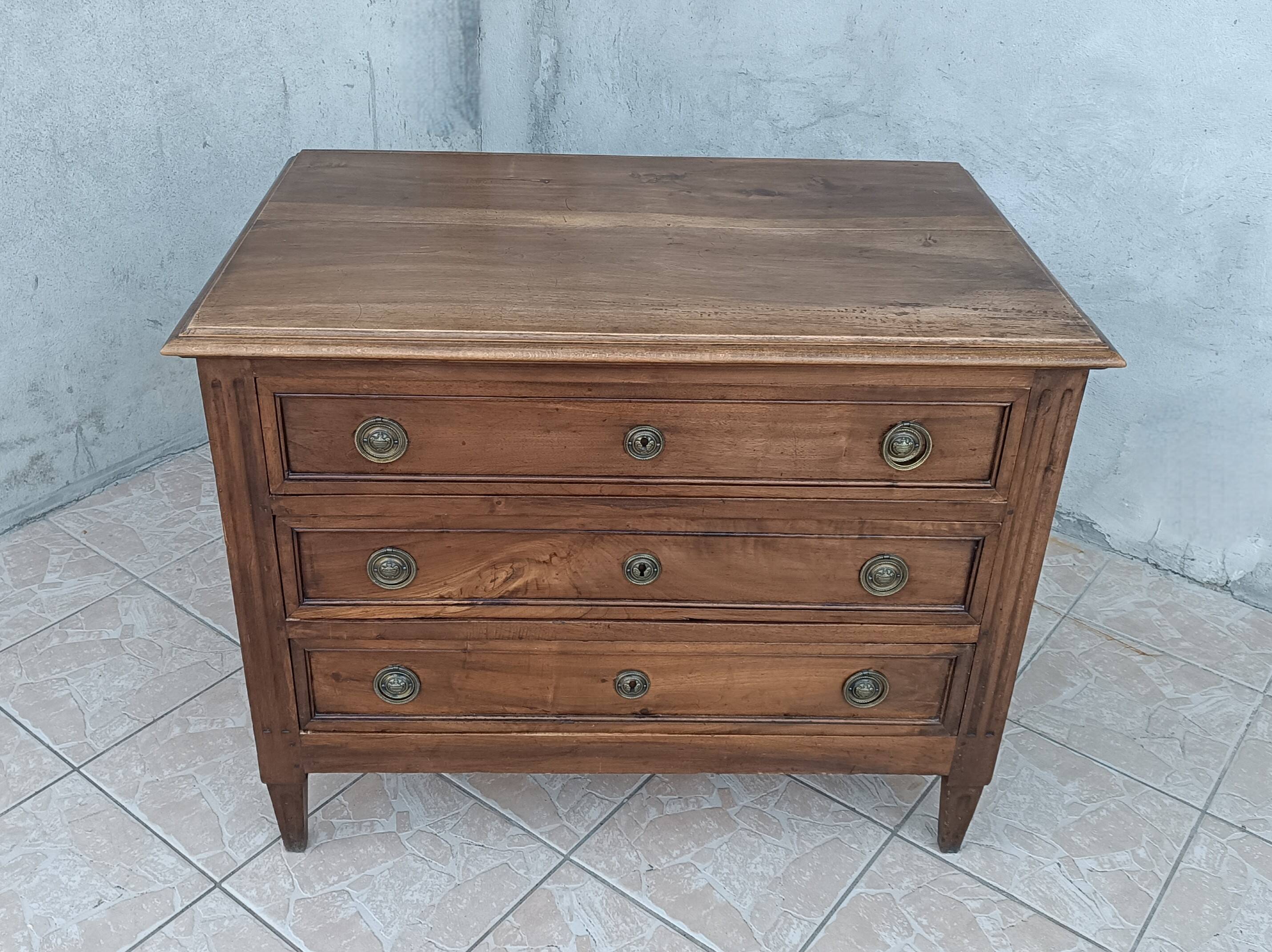Louis XVI chest of drawers in walnut, 19th century