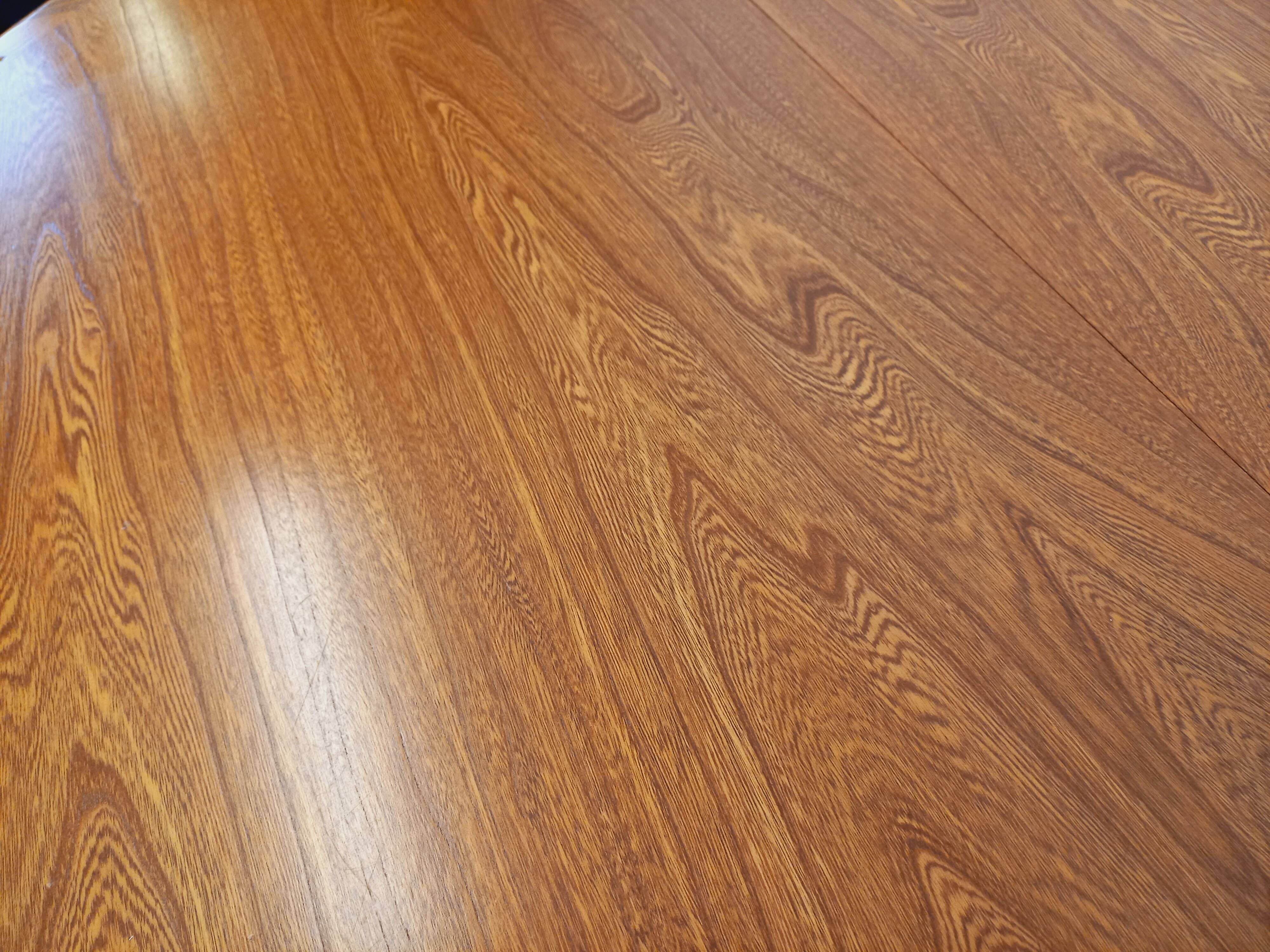 Vintage round dining table in Scandinavian style from the 60s and 70s in elm.