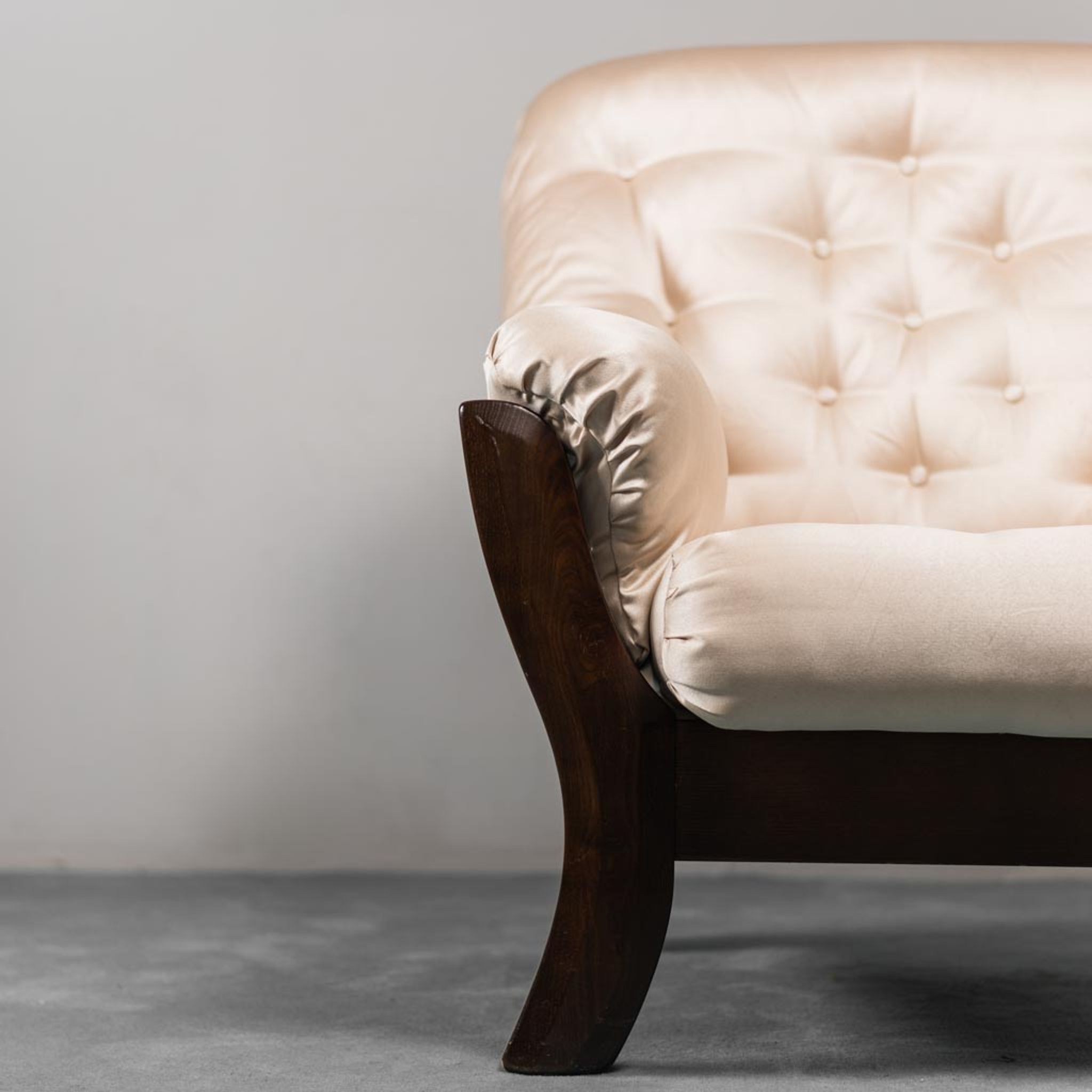 Fauteuil en tissu beige 70s vintage moderne