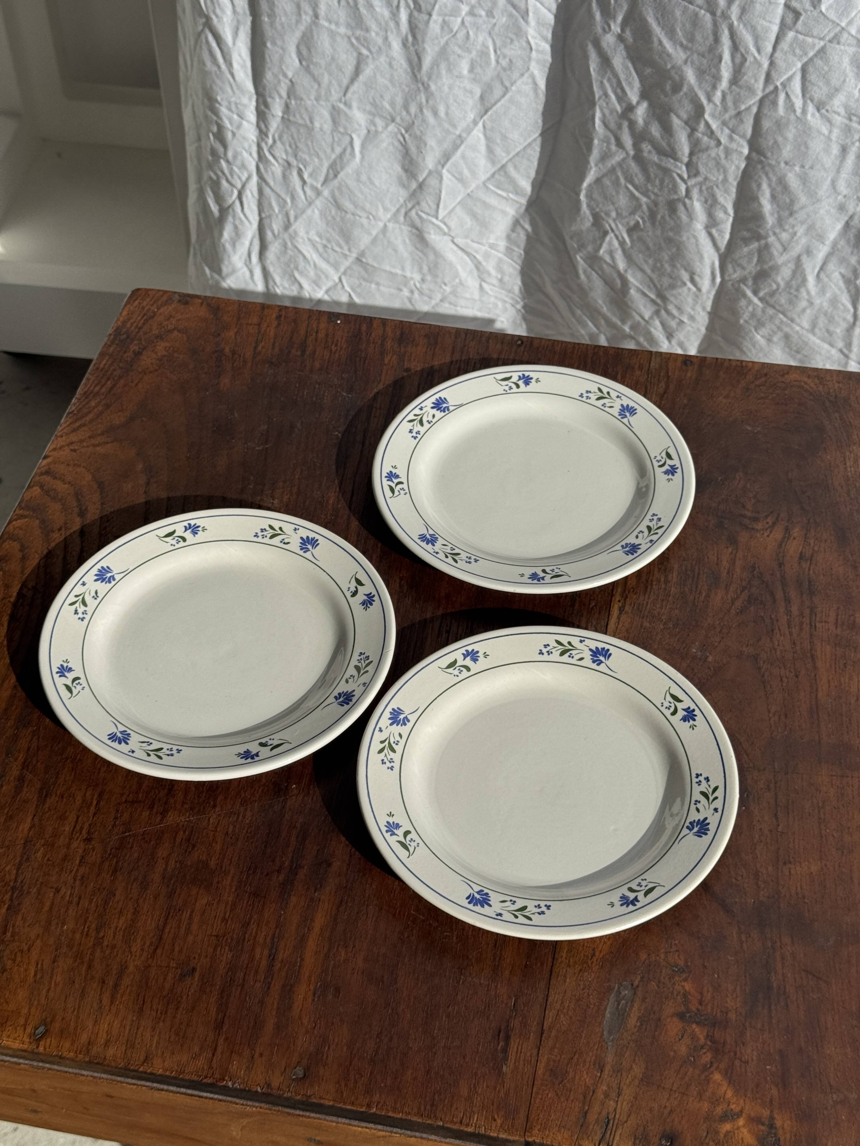 Lot de 3 petites assiettes à dessert frise de fleurs bleues pas de marque