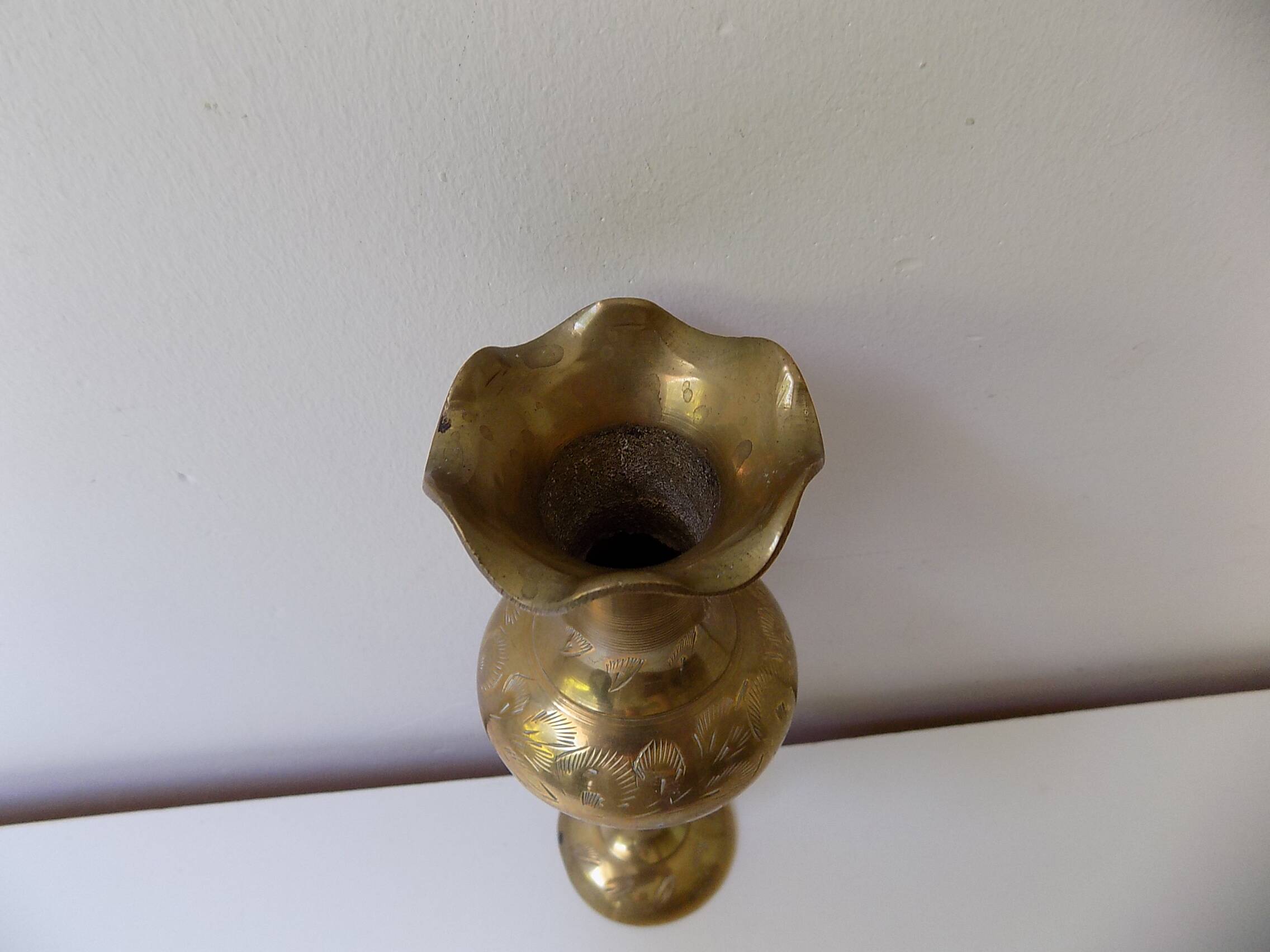 Gilded brass vase with engraved patterns (17 cm)