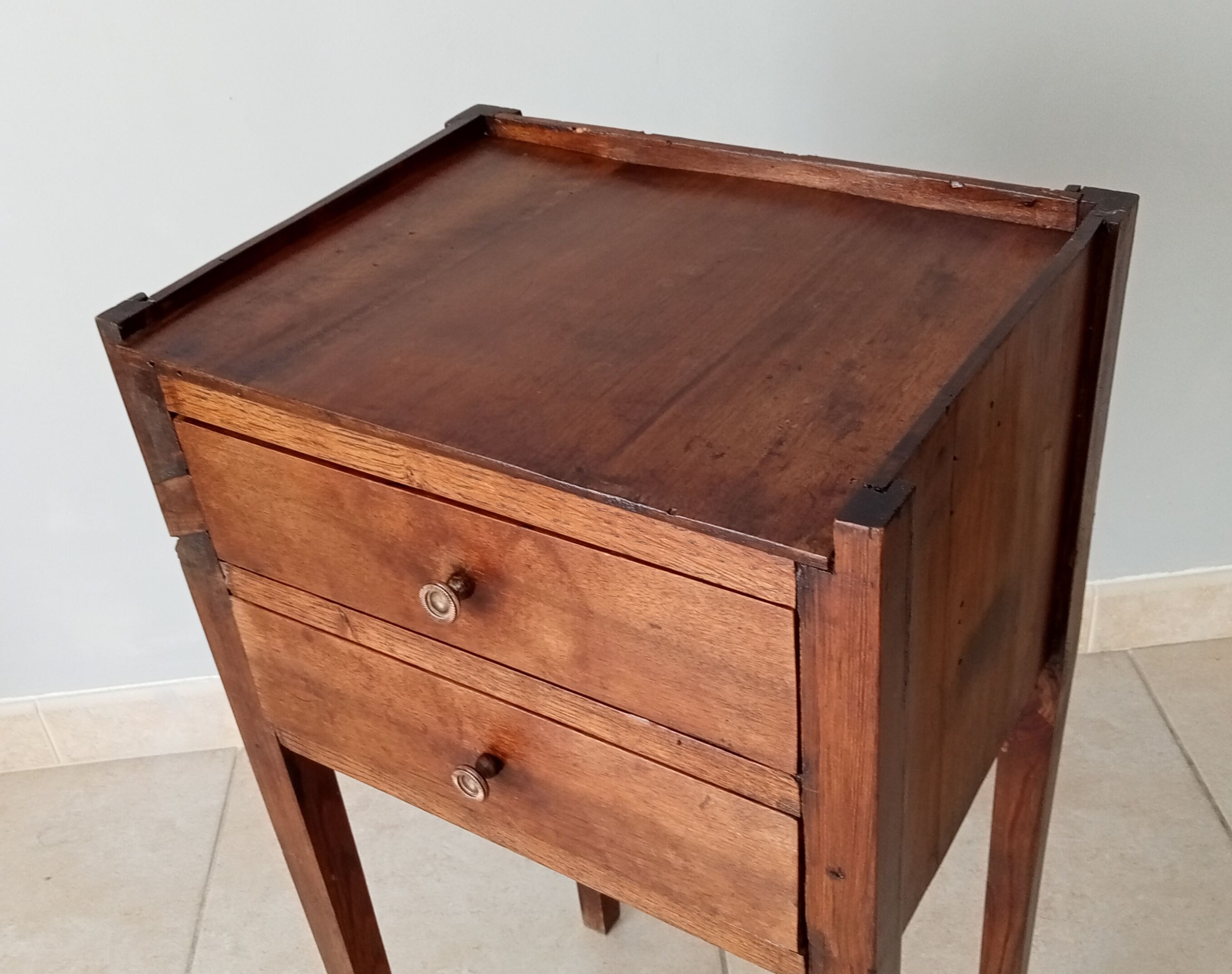 Walnut side table 20s/30s