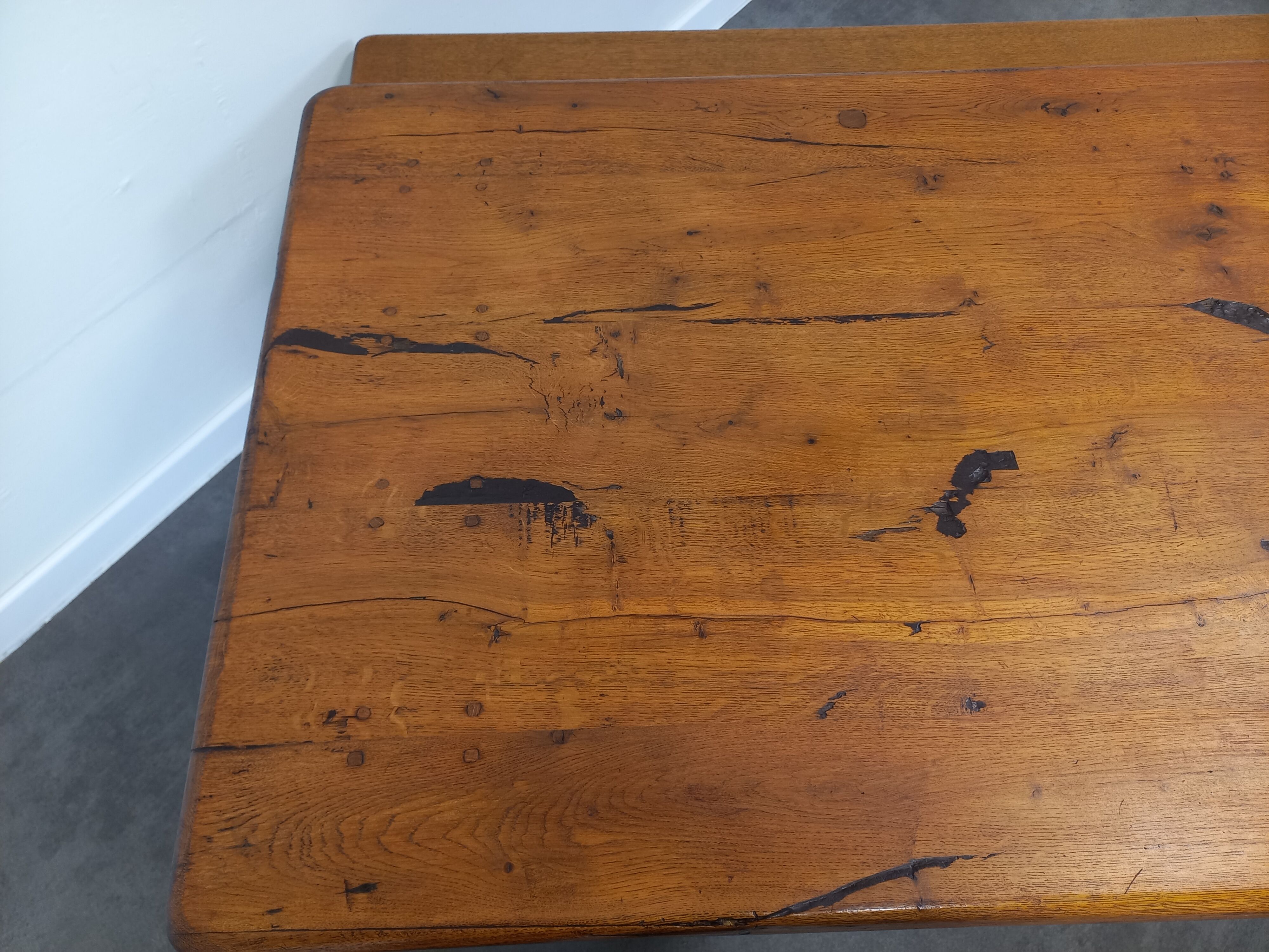 Farmhouse table and its 2 benches