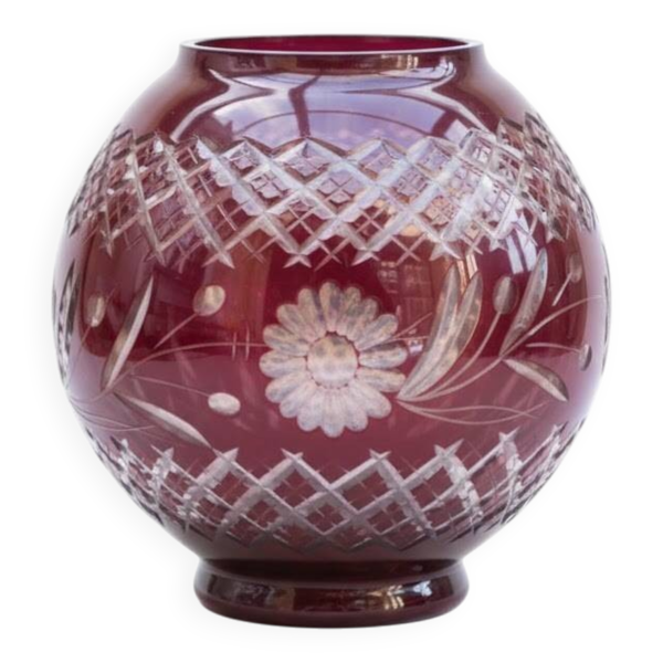 Vase ou bougeoir en verre taillé bordeaux
