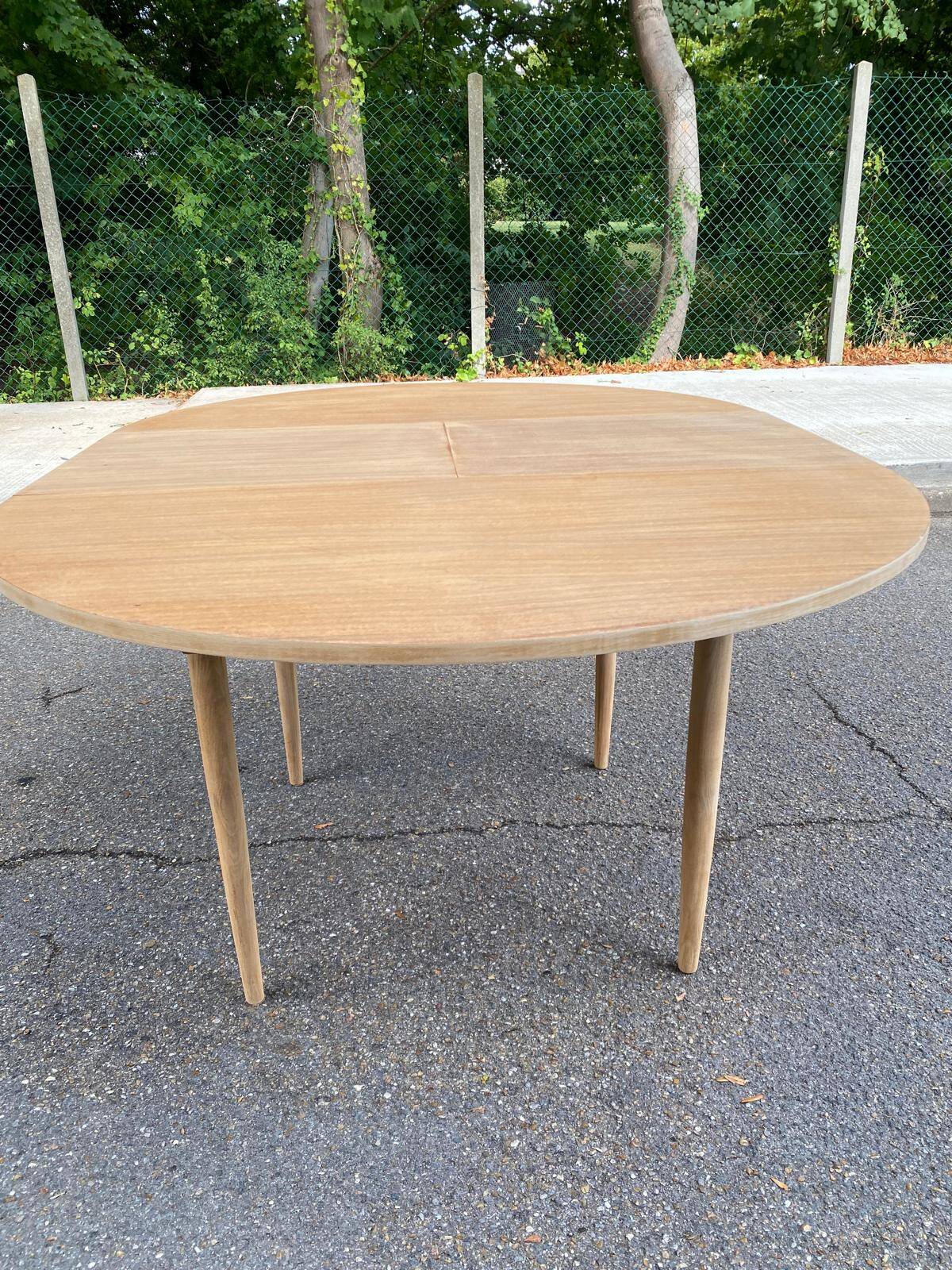 Table à manger scandinave ronde extensible rénovée en teck 1950