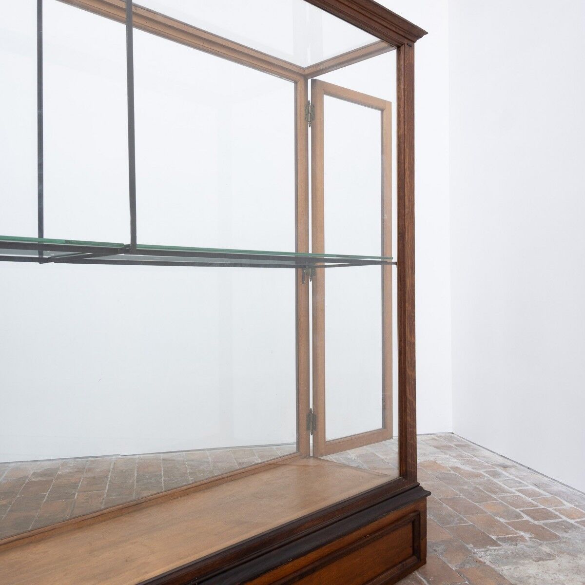 Central museum display cases in oak – Early 20th century