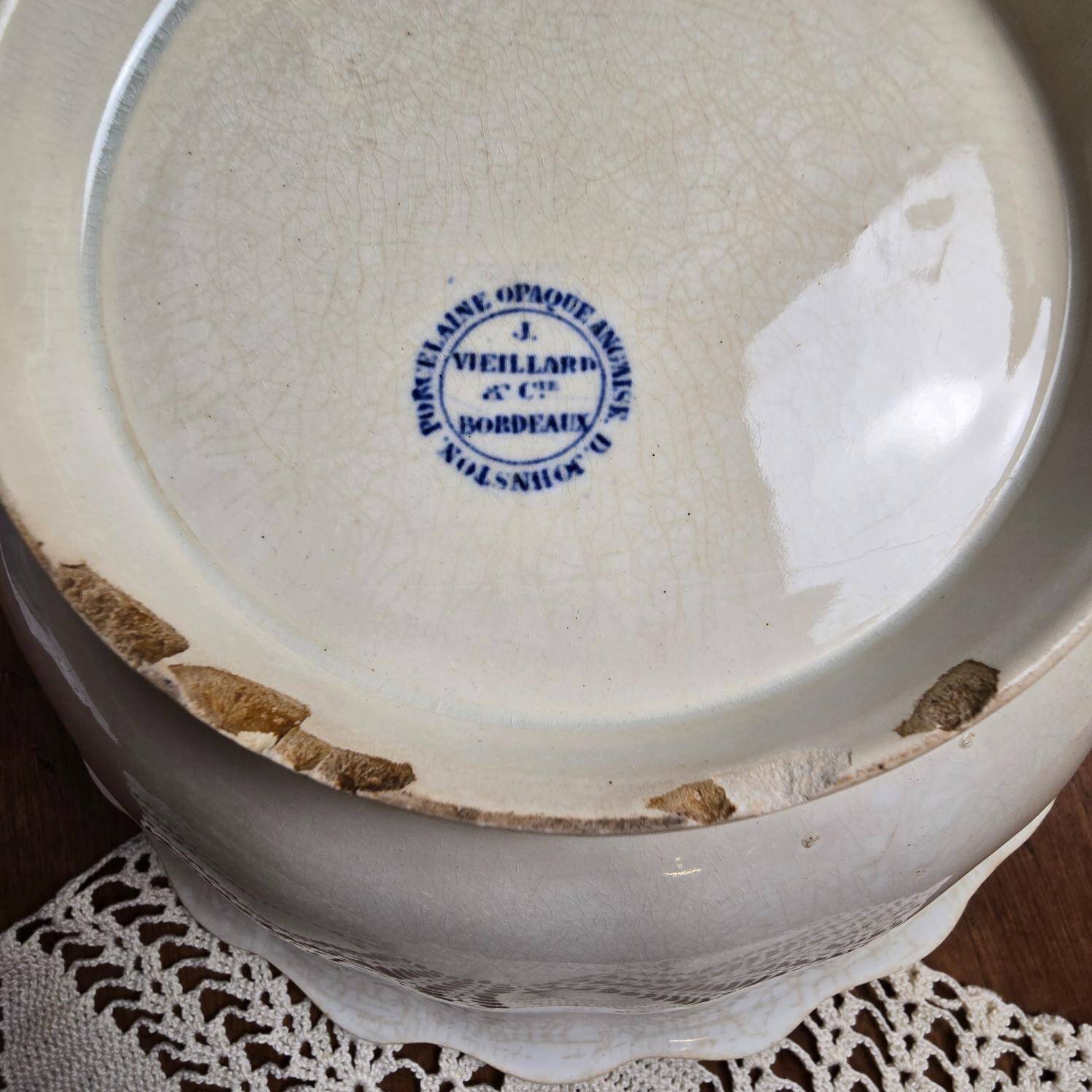 Antique salad bowl by Jules Vieillard & Cie Bordeaux, shell shape – 19th century