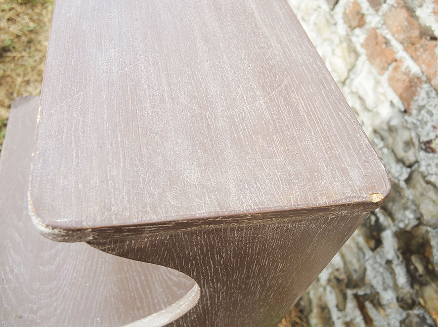Ancienne table de chêvet en bois cerusé gris
