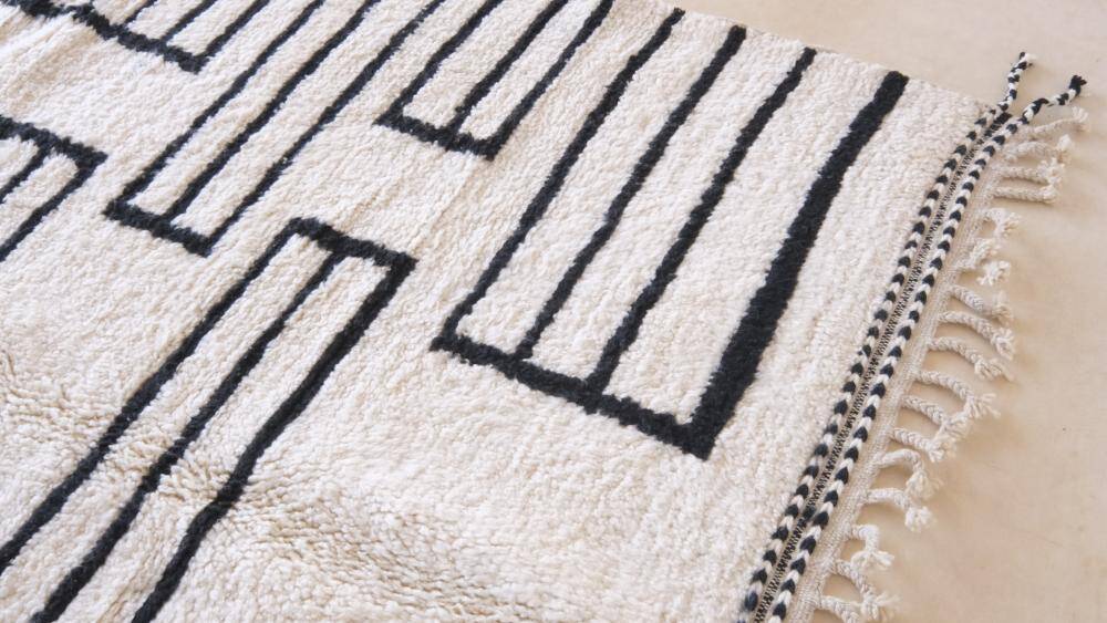 Contemporary Black and White Rug - 291 x 214 cm