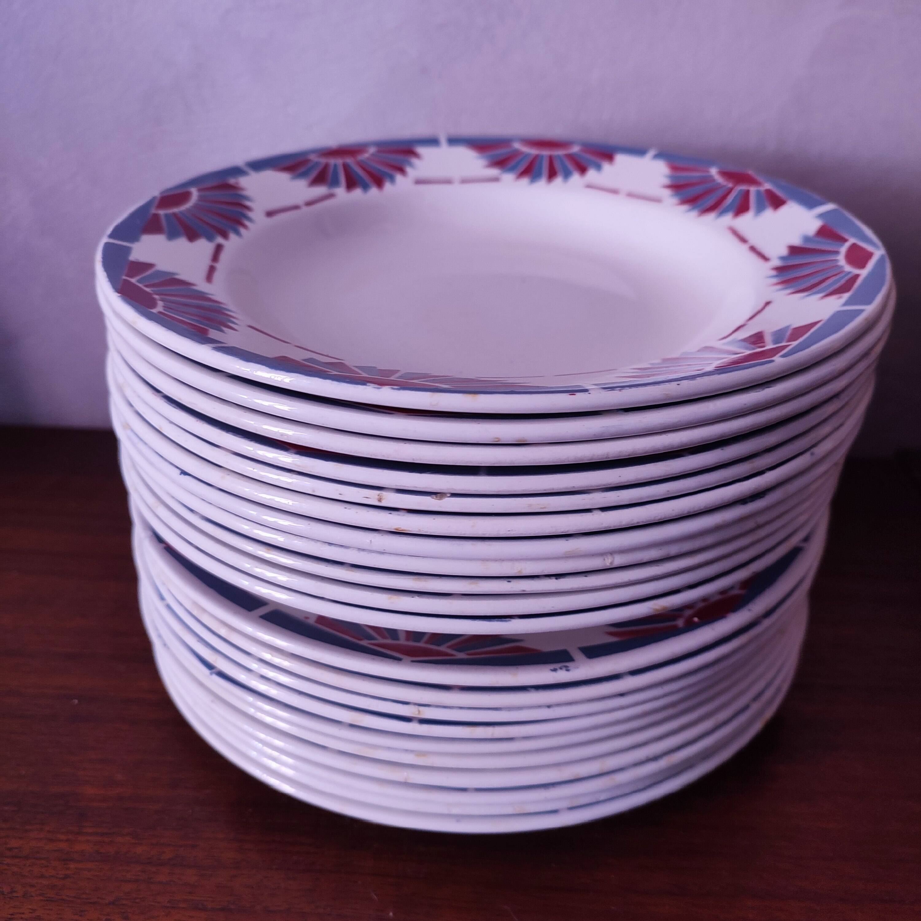 Art Deco earthenware plates: 10 flat and 11 soup plates