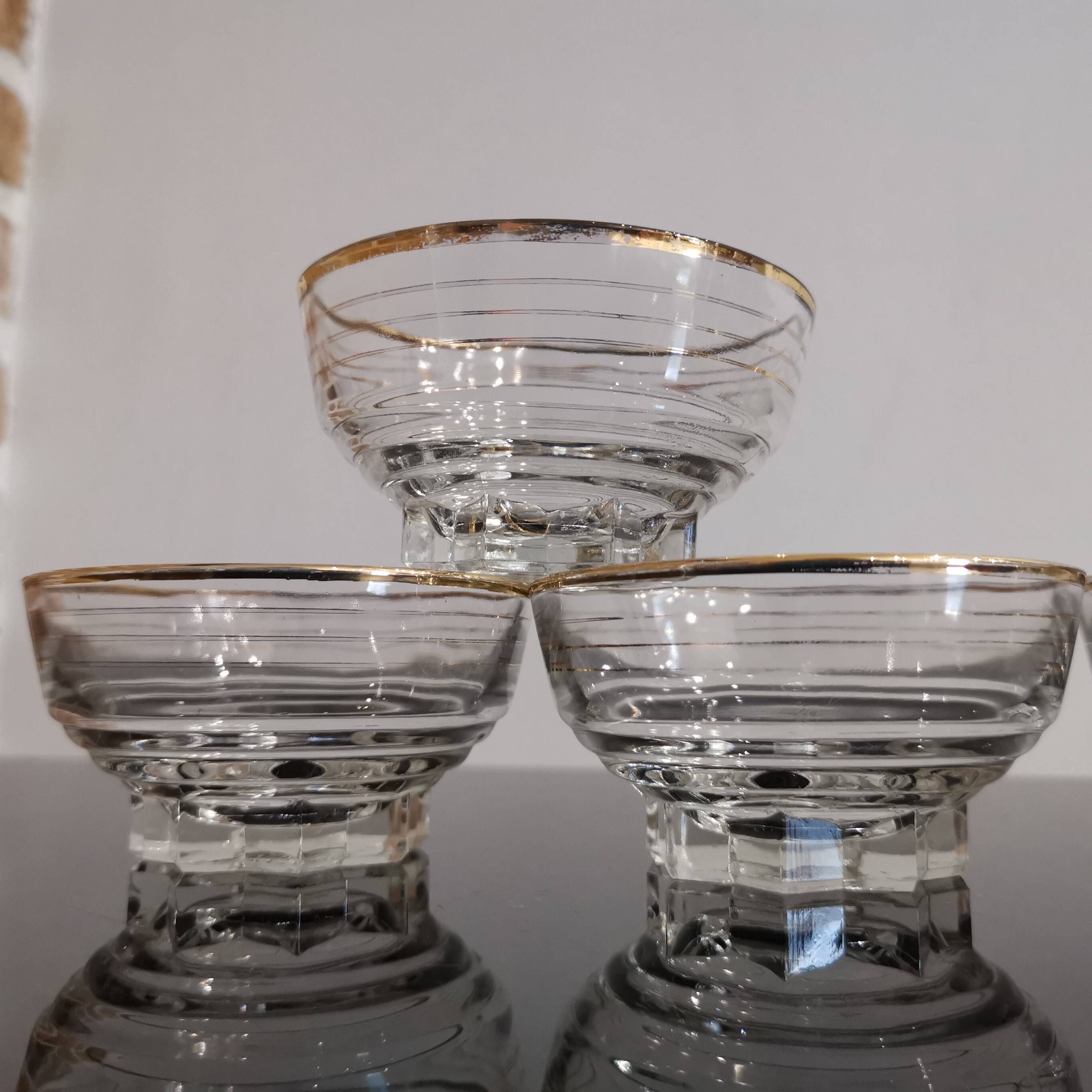 Set of 6 champagne glasses with gold edging and vintage star feet