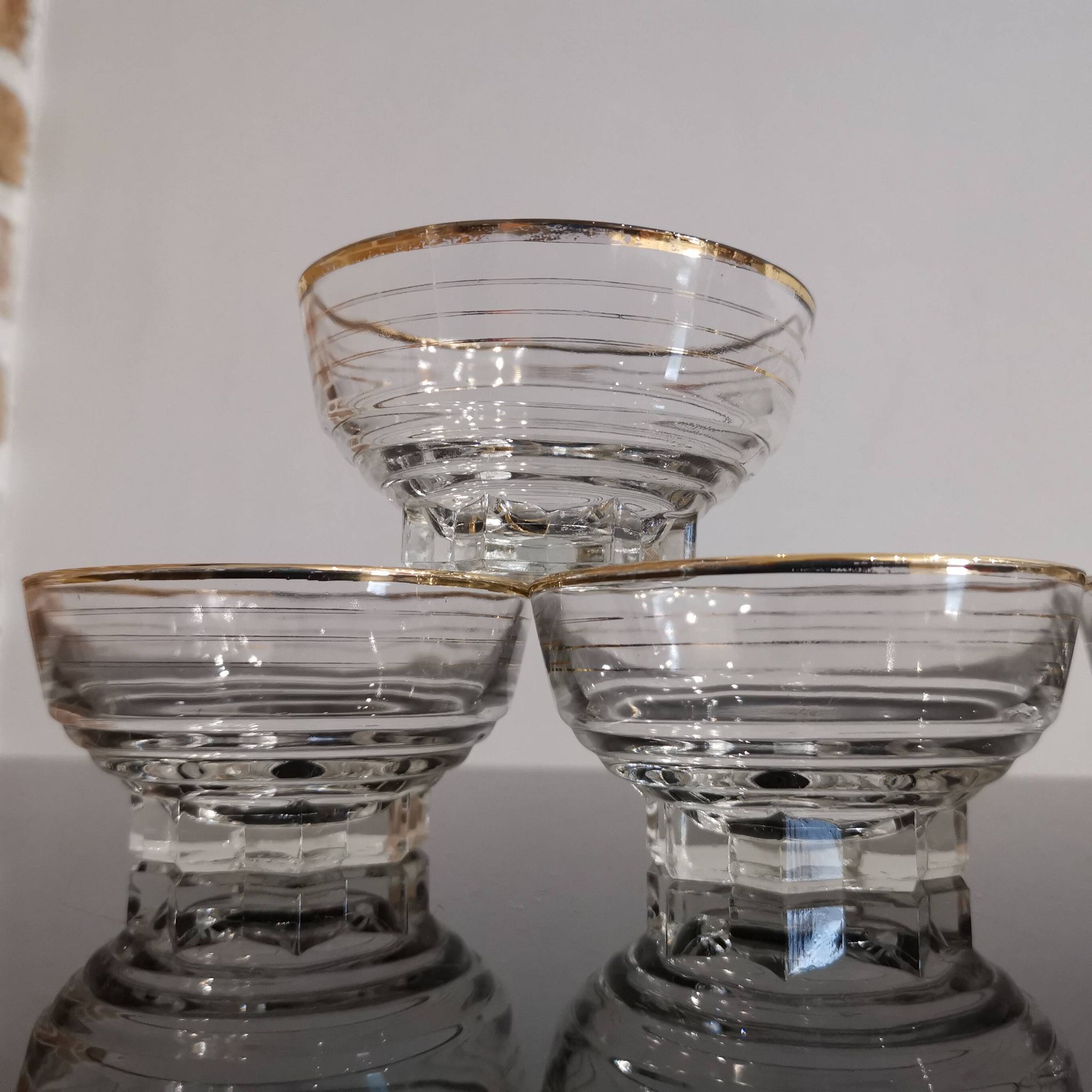 Set of 6 champagne glasses with gold edging and vintage star feet