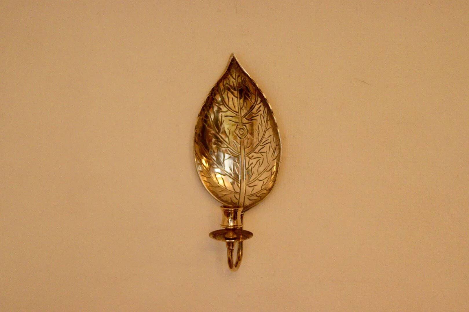 Une paire d'appliques vintage en laiton en forme de feuille martelée