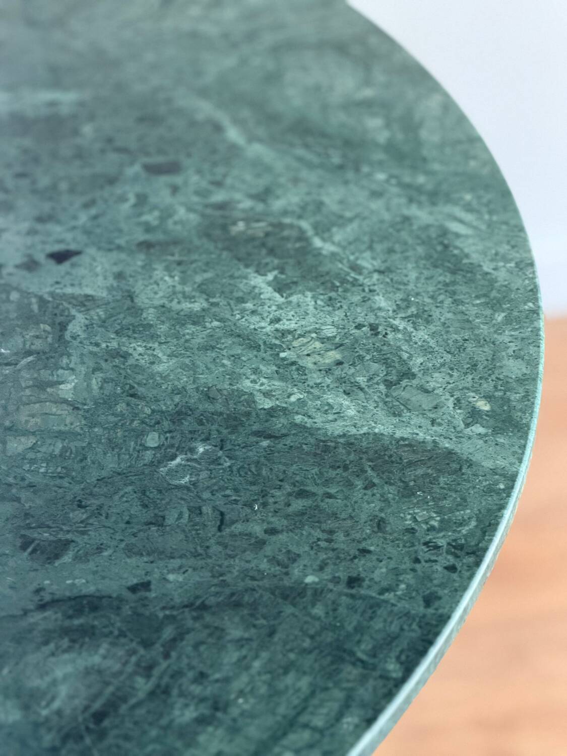 Round dining table – green marble & wrought iron