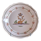 Assiette légèrement creuse à bord ondulée en très bon état de chez Nevers.