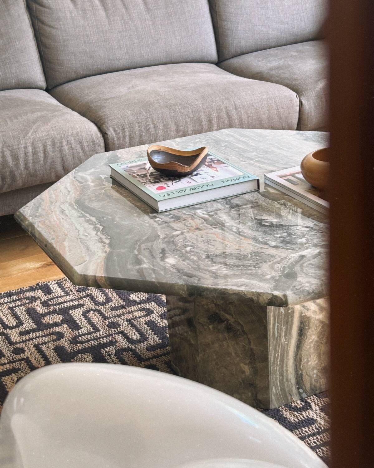 Table basse octogonale en marbre vintage italien en vert gris chaud