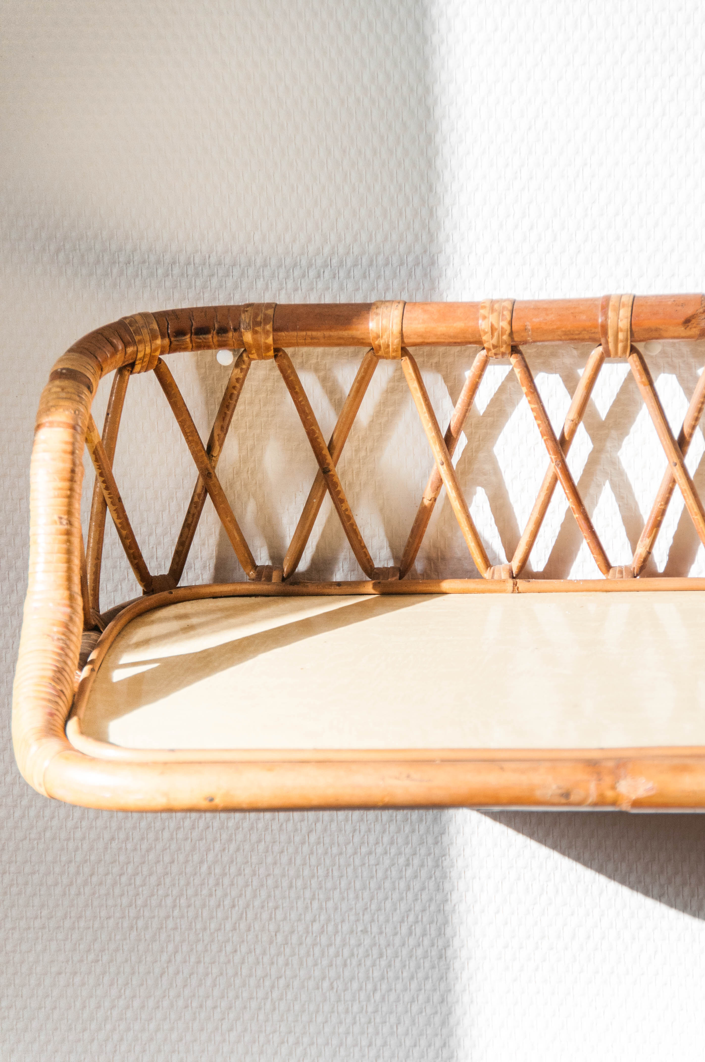 Wall shelf in rattan and formica