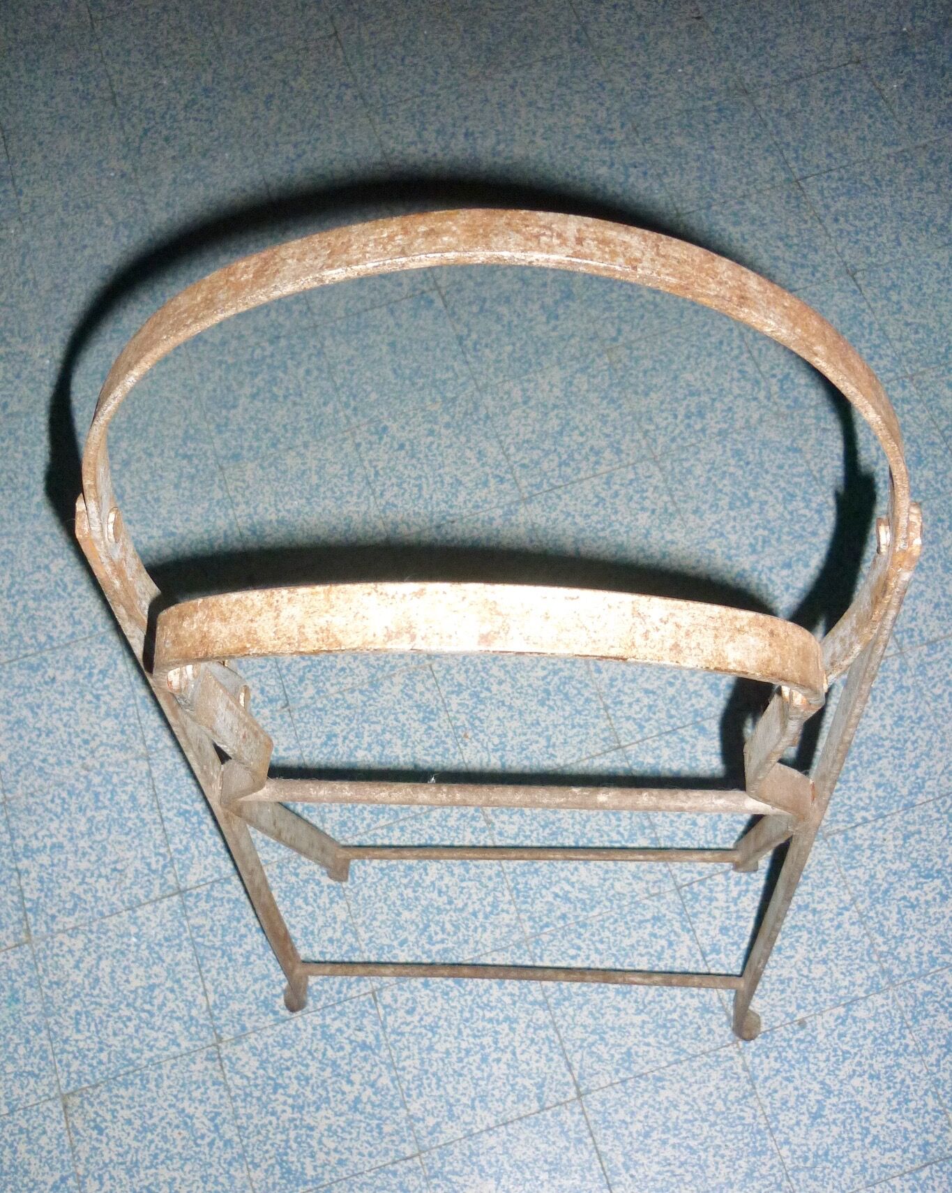 Enamelled bidet with folding support