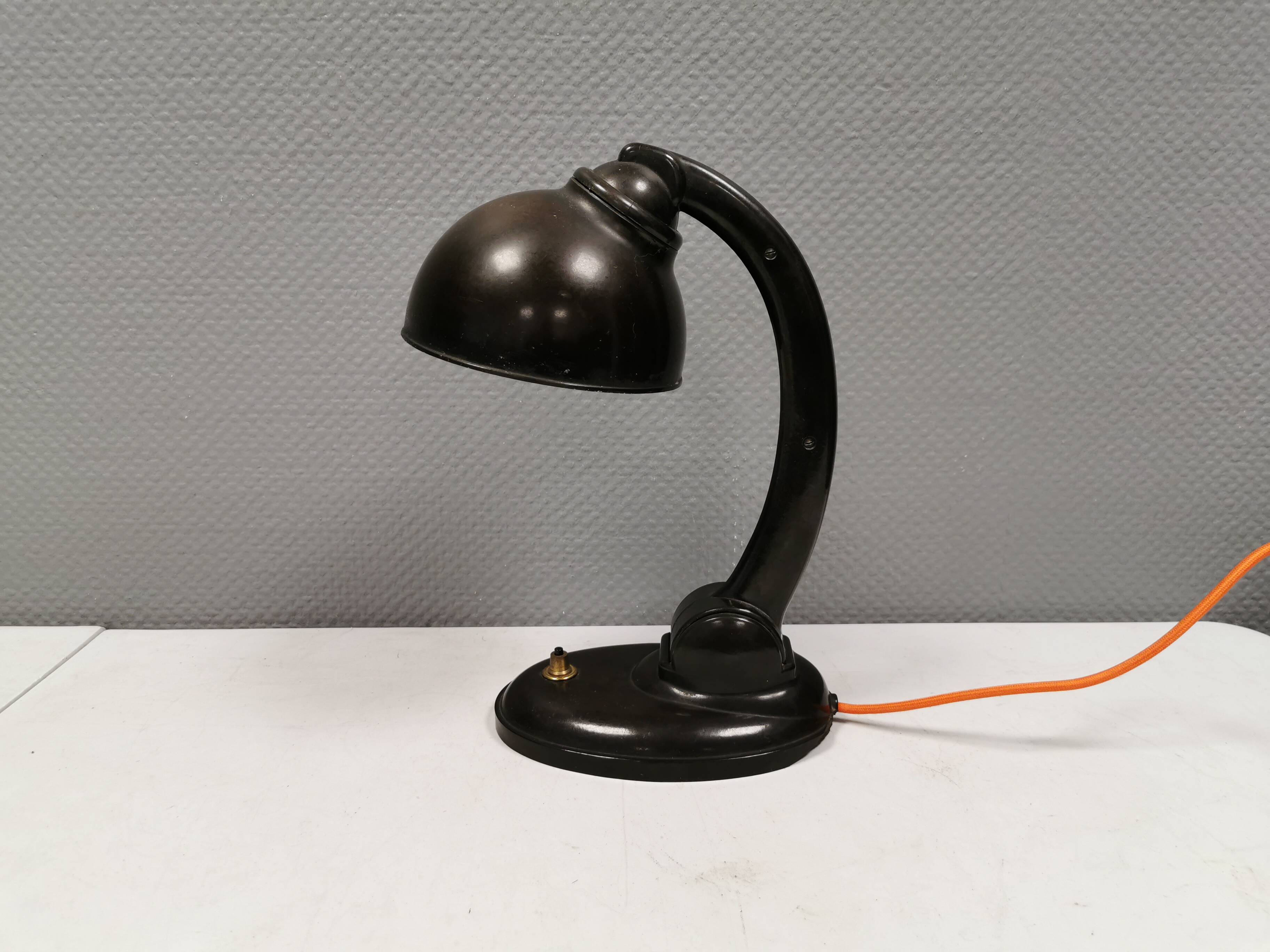 Lampe de table en bakélite type 11126 conçue par Eric Kirkman Cole dans les années 1930