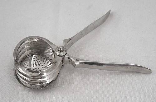 Christofle patented lemon squeezer in silver-plated metal, excellent condition.