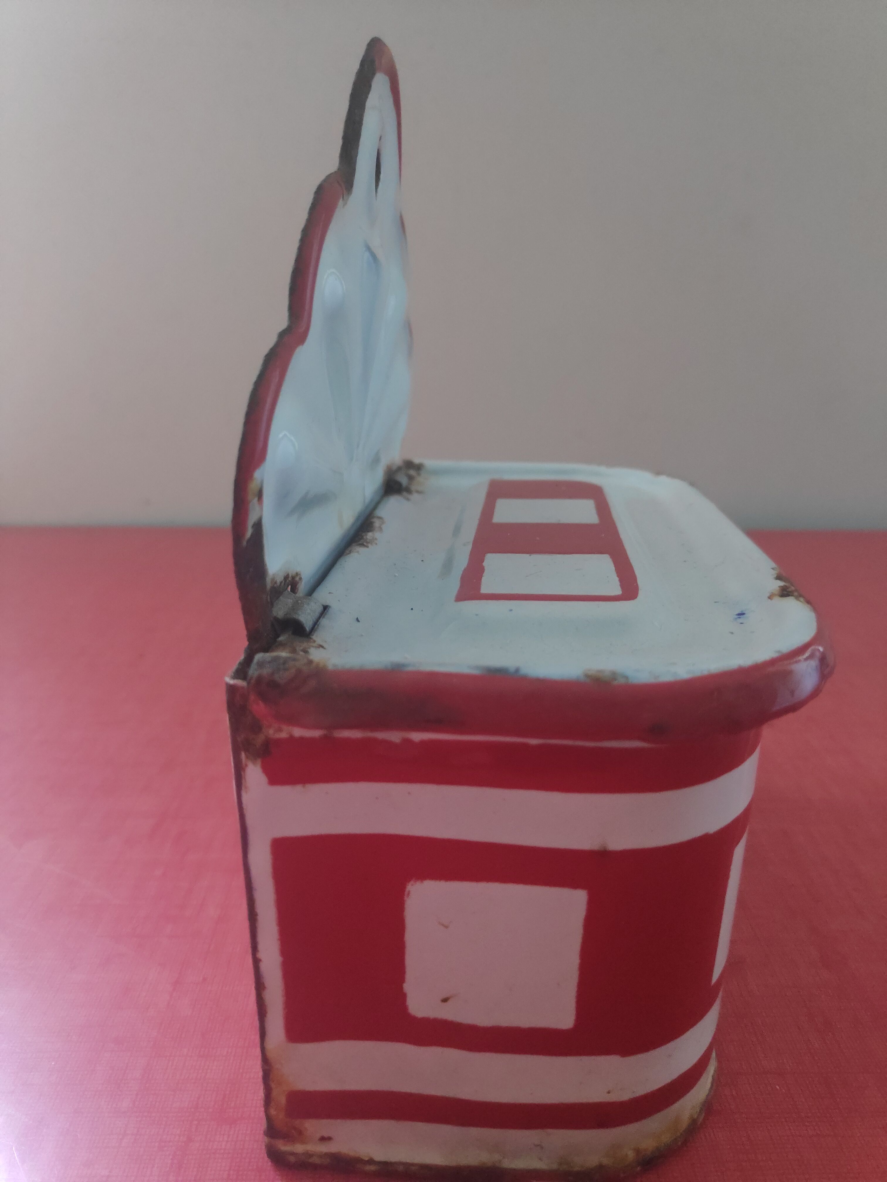 Matchbox in enamelled sheet metal Art Deco white/red