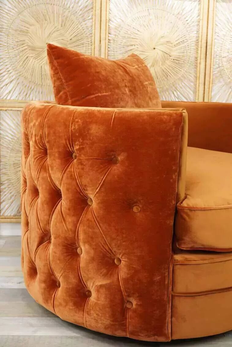 Fauteuil pivotant et capitonné en velours