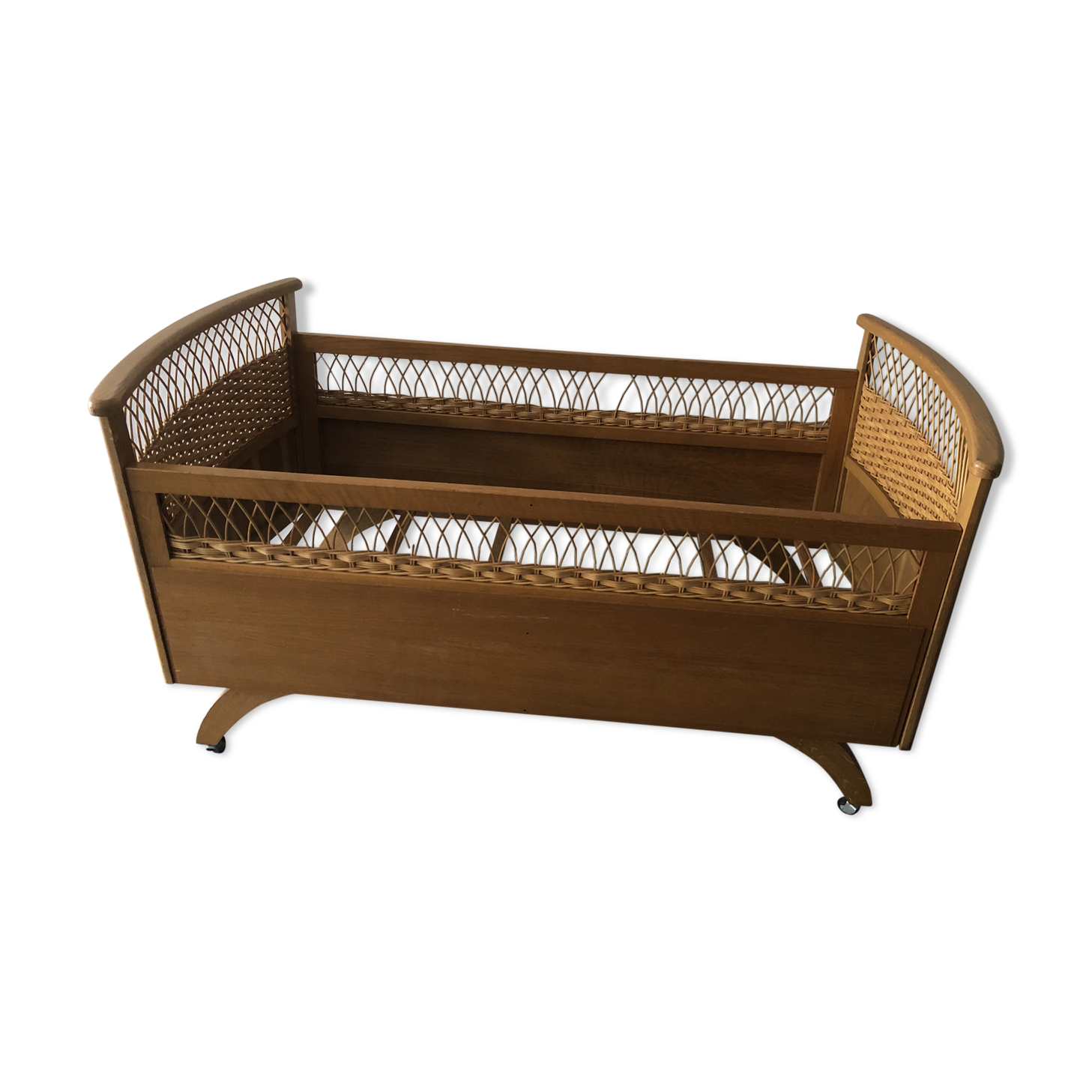 Bed in wood and rattan