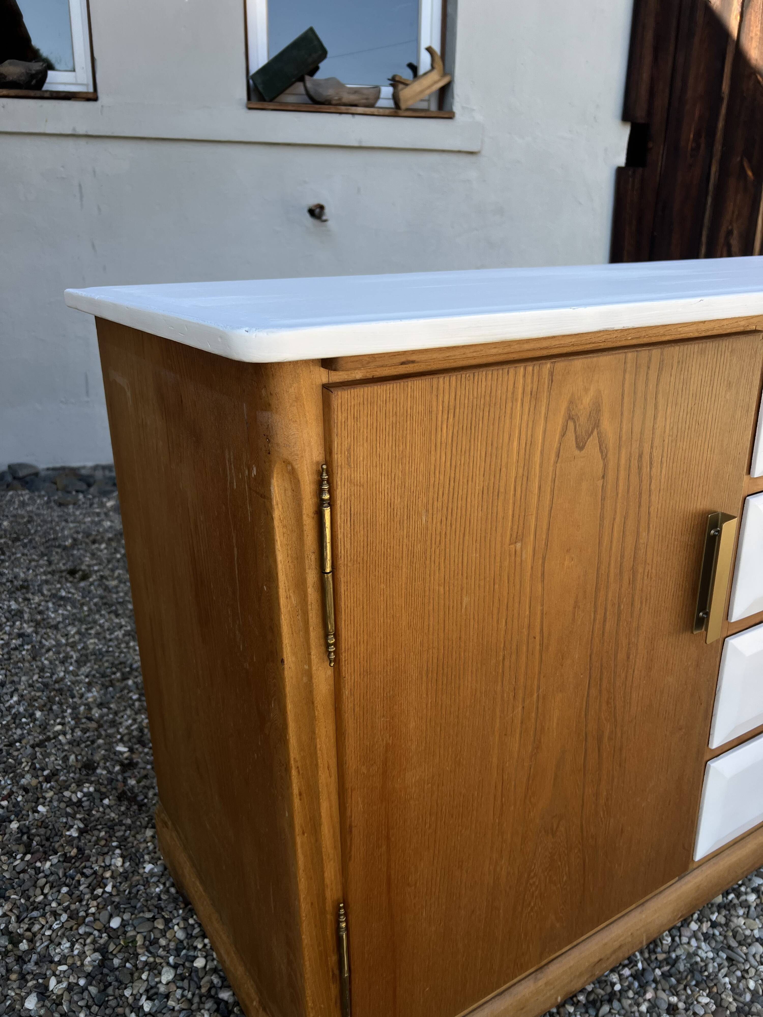 Wooden chest of drawers
