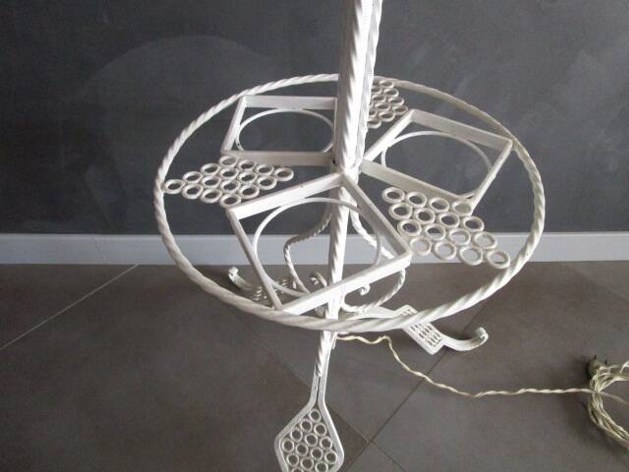 Lampadaire porte-plantes ancien en fer forgé blanc