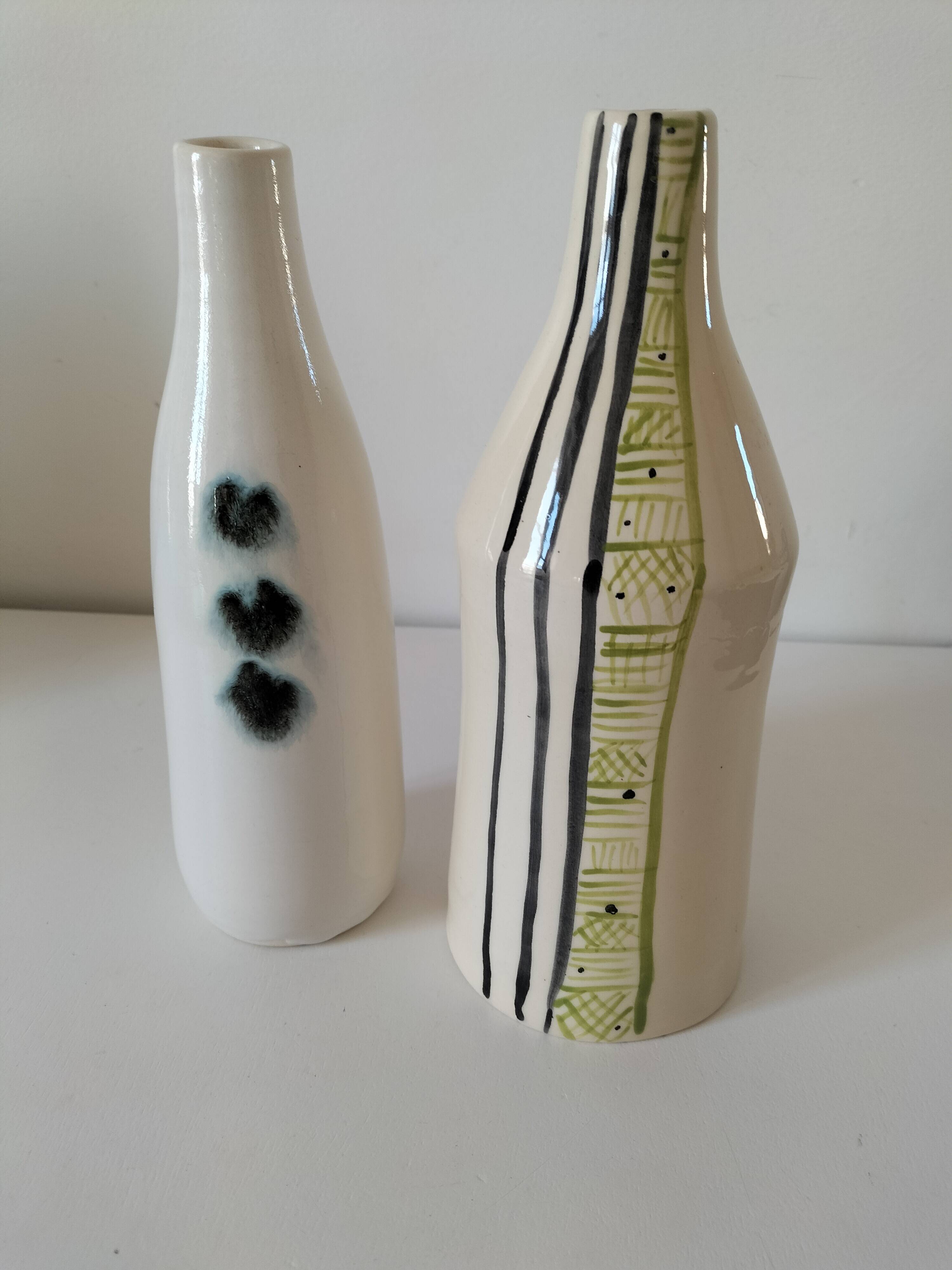 Duo de vases en céramique émaillée, décor pictural, signés MU