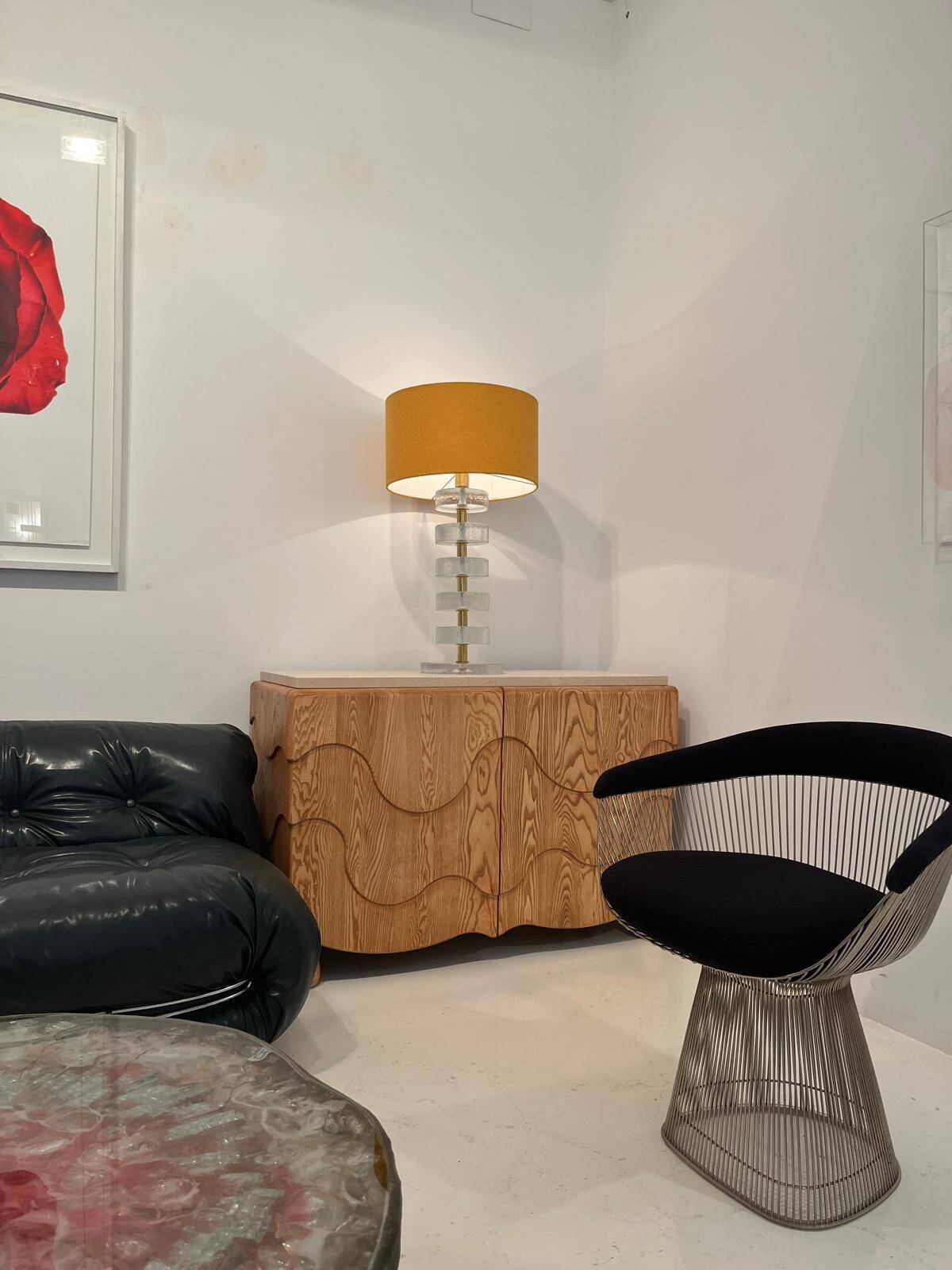 Paire de buffets en chêne avec plateau en travertin. Design contemporain italien.