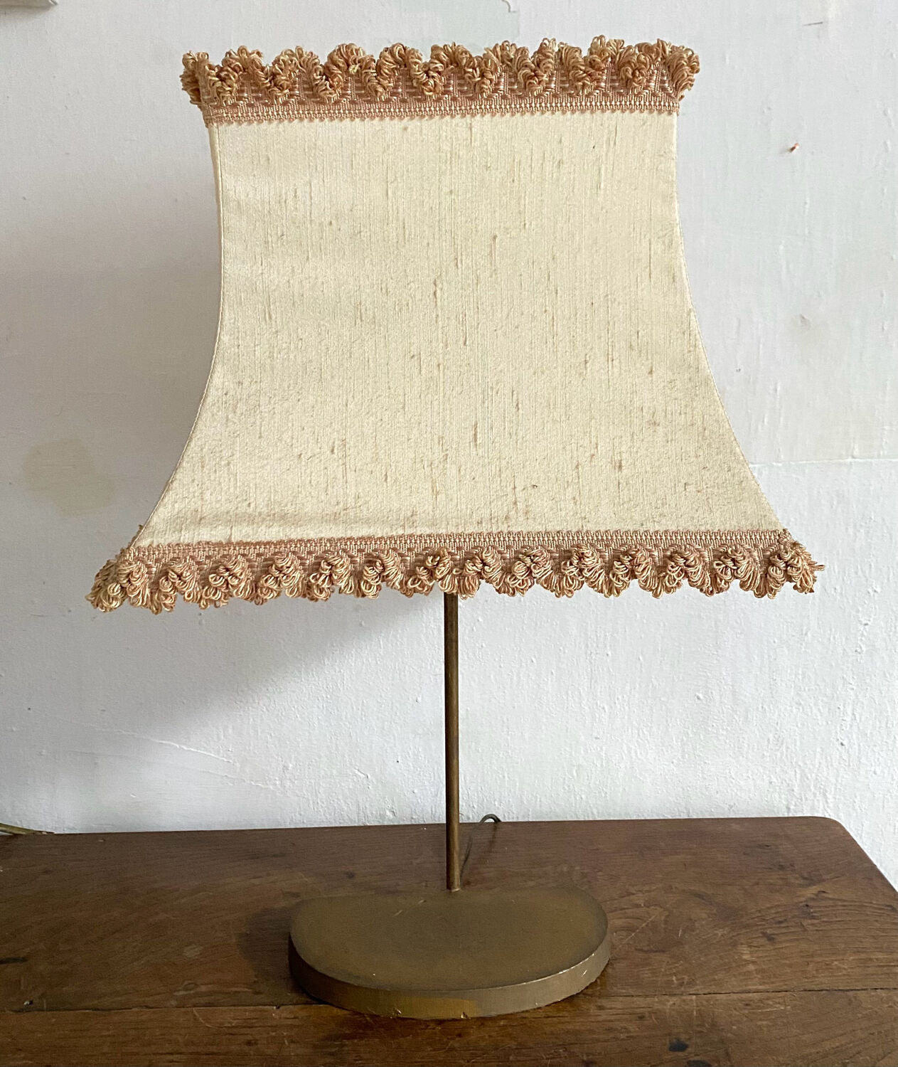 Retro lamp with pagoda lampshade