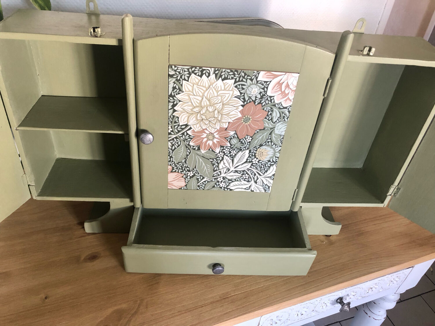 Medicine cabinet / jewelry box