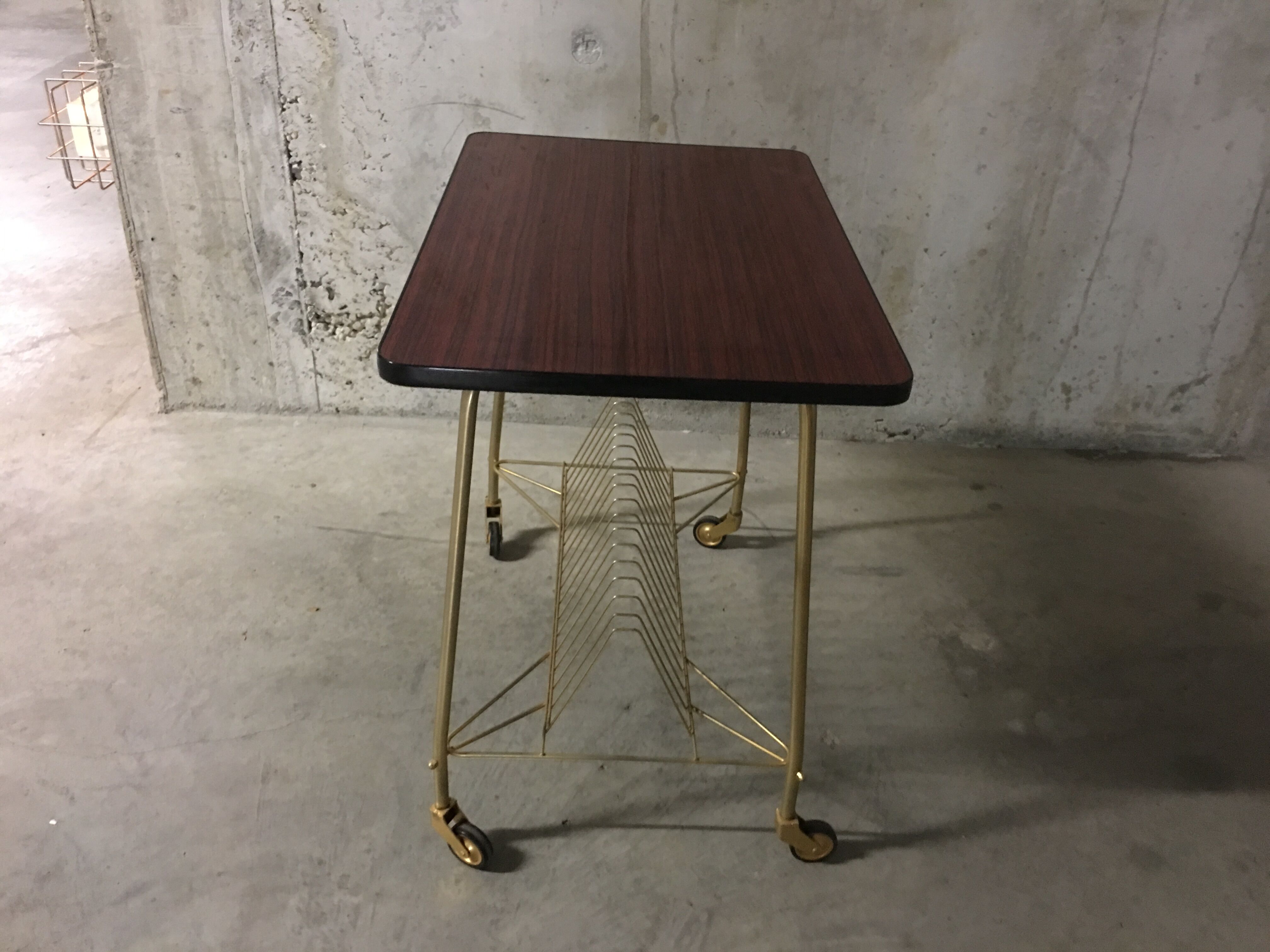 Serving table 1960