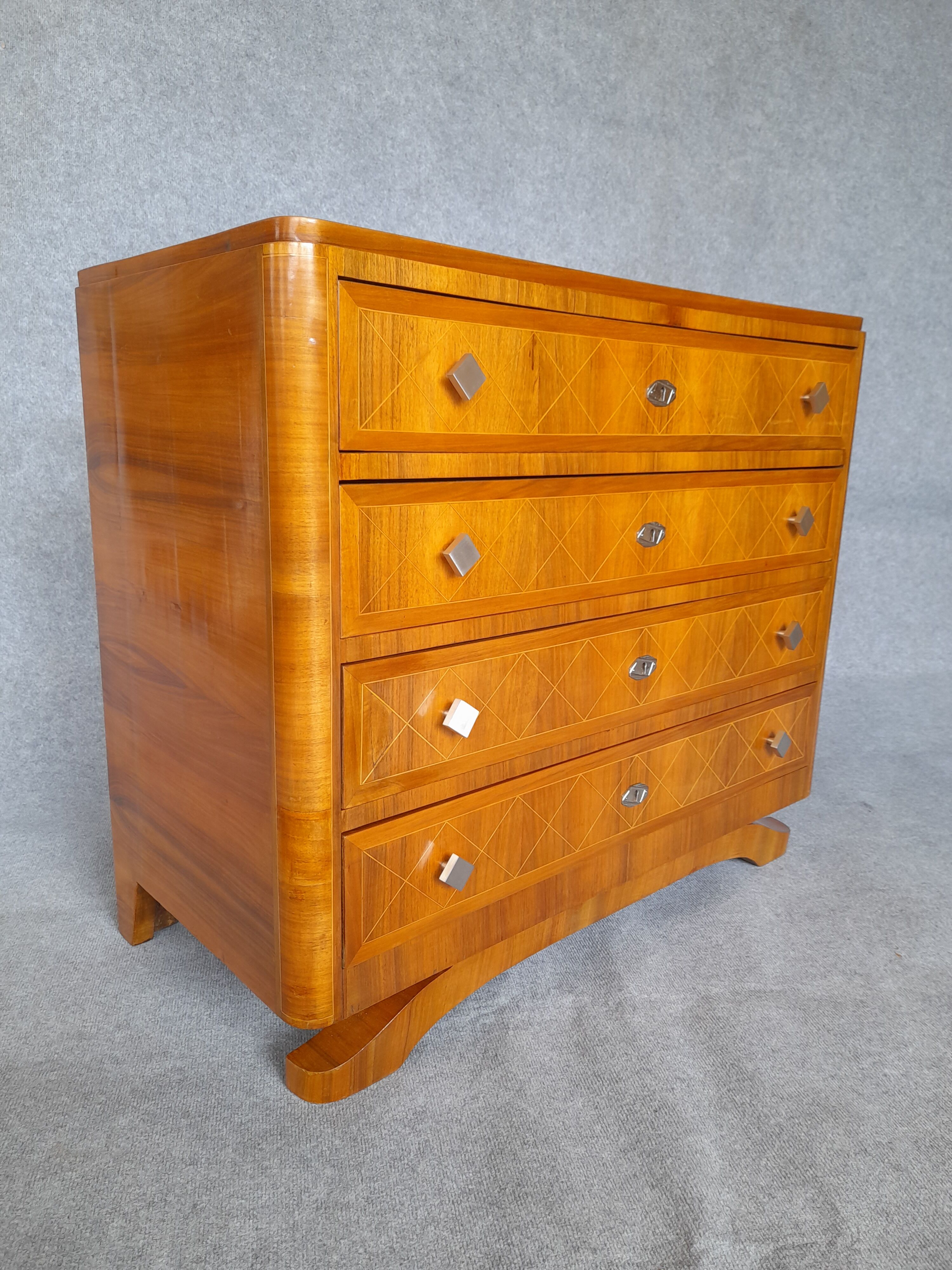 Art Deco chest of drawers (1930-1940) in walnut