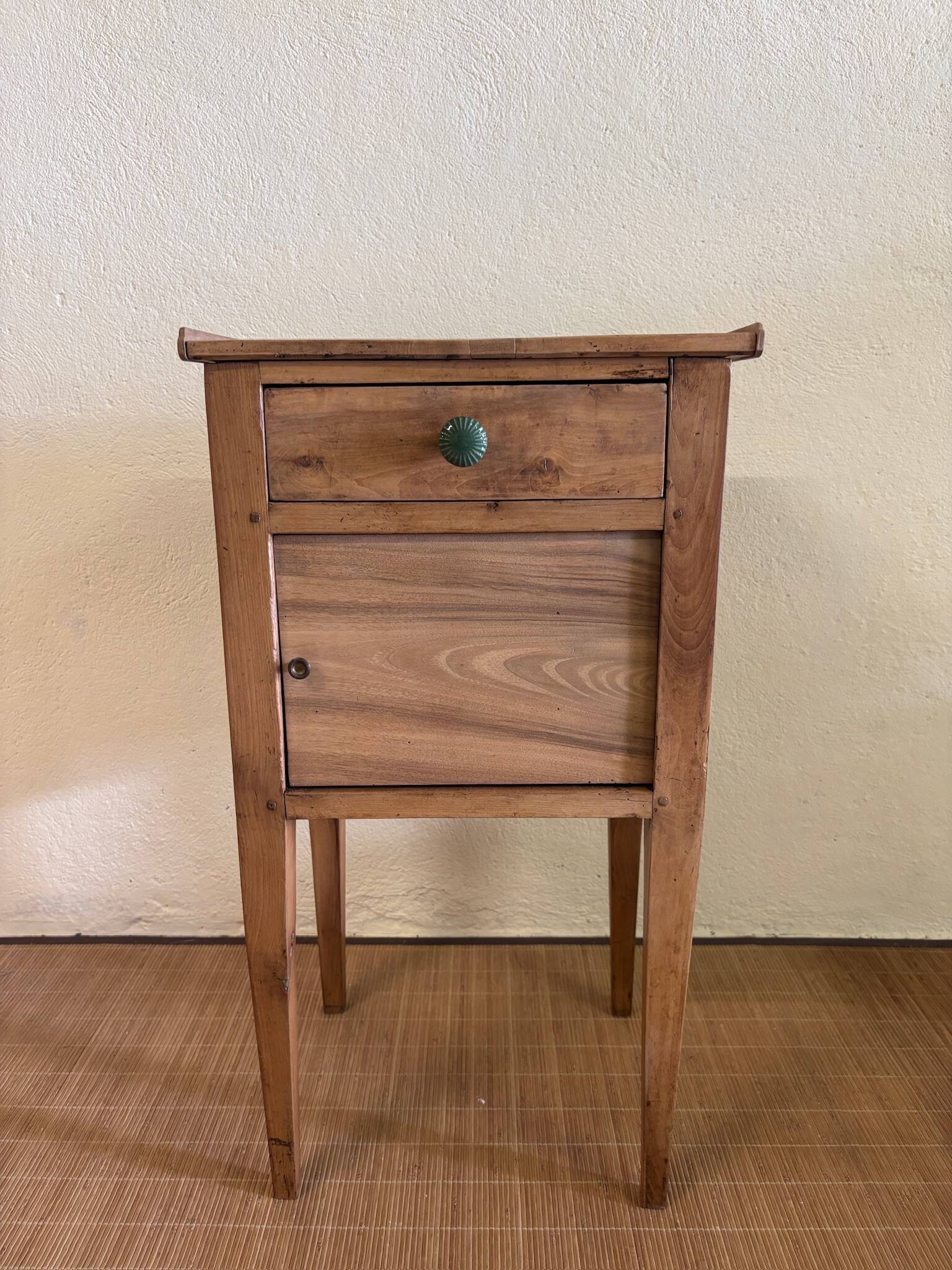 Table de chevet en bois brut rénovée