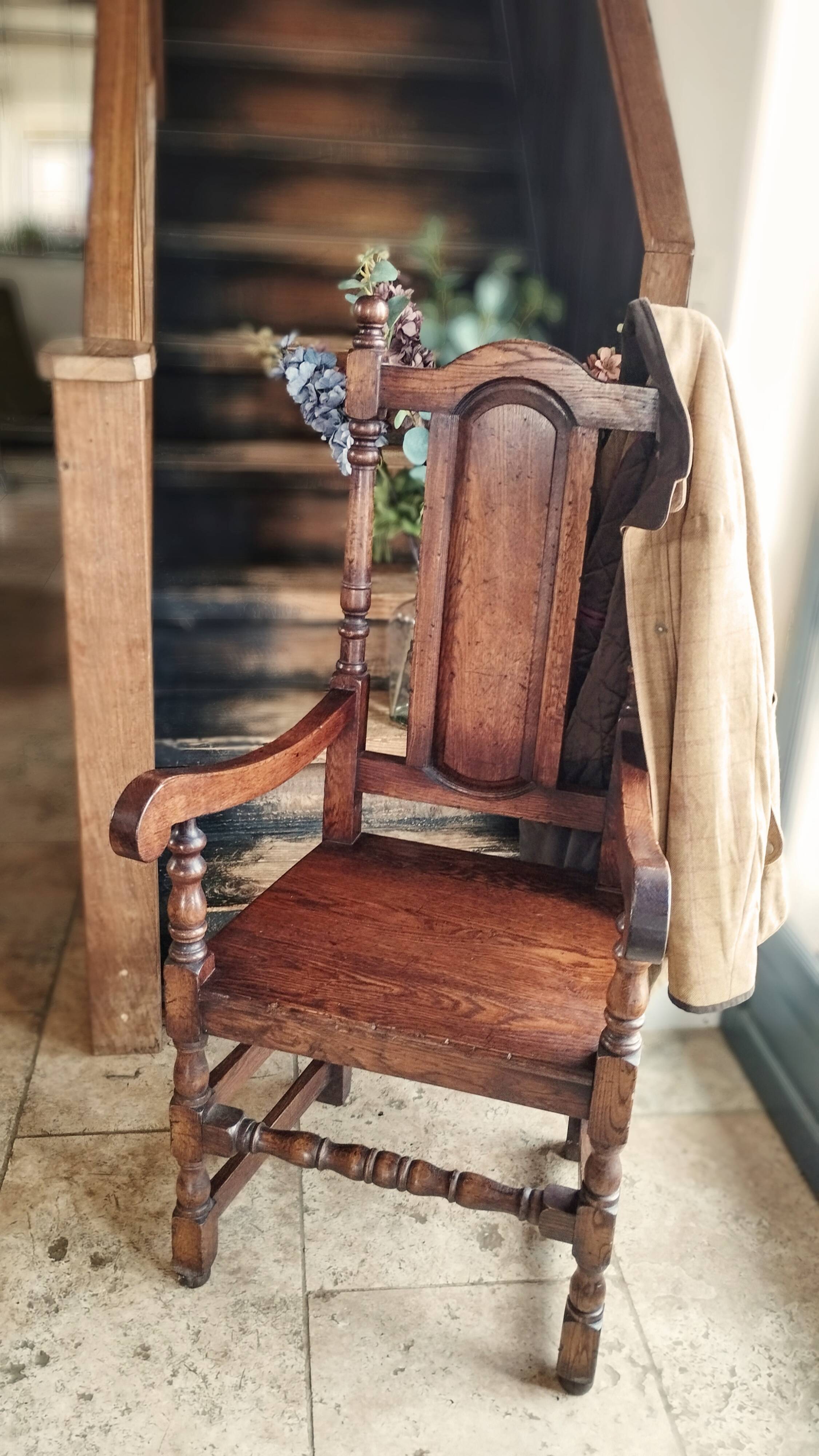 Paire de fauteuils en chêne massif patiné