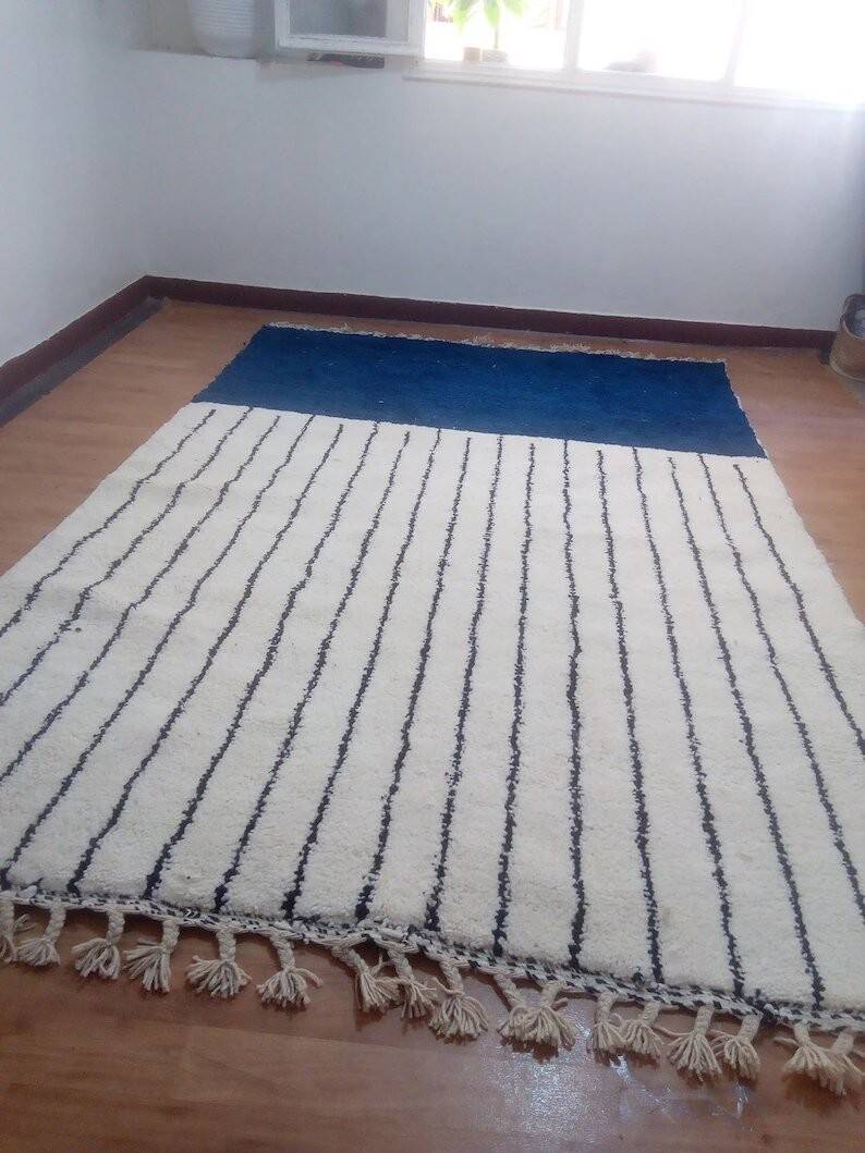 Tapis marocain en laine bleue tissée à la main