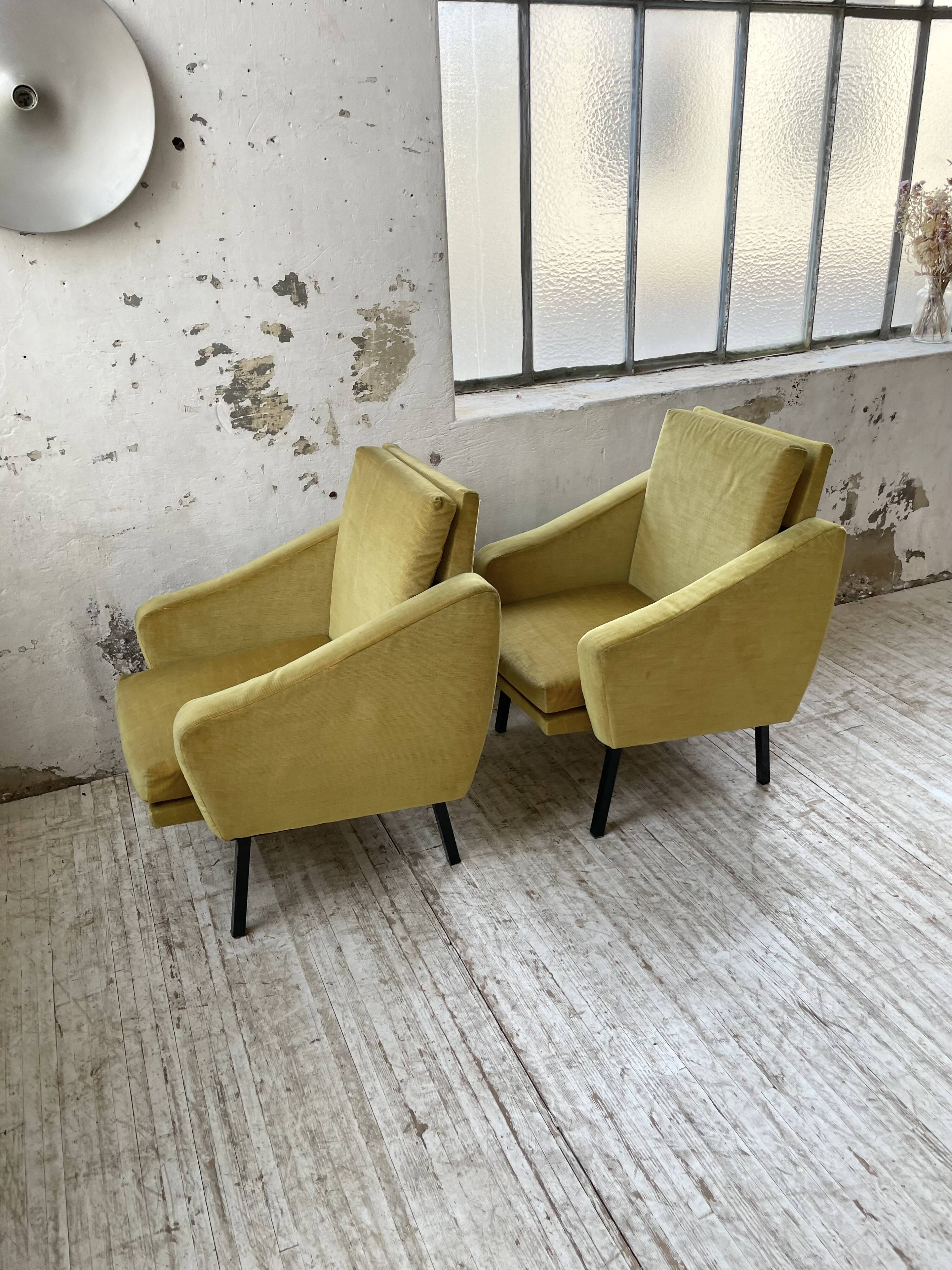 Paire de chauffeuses fauteuils vintage velours jaune