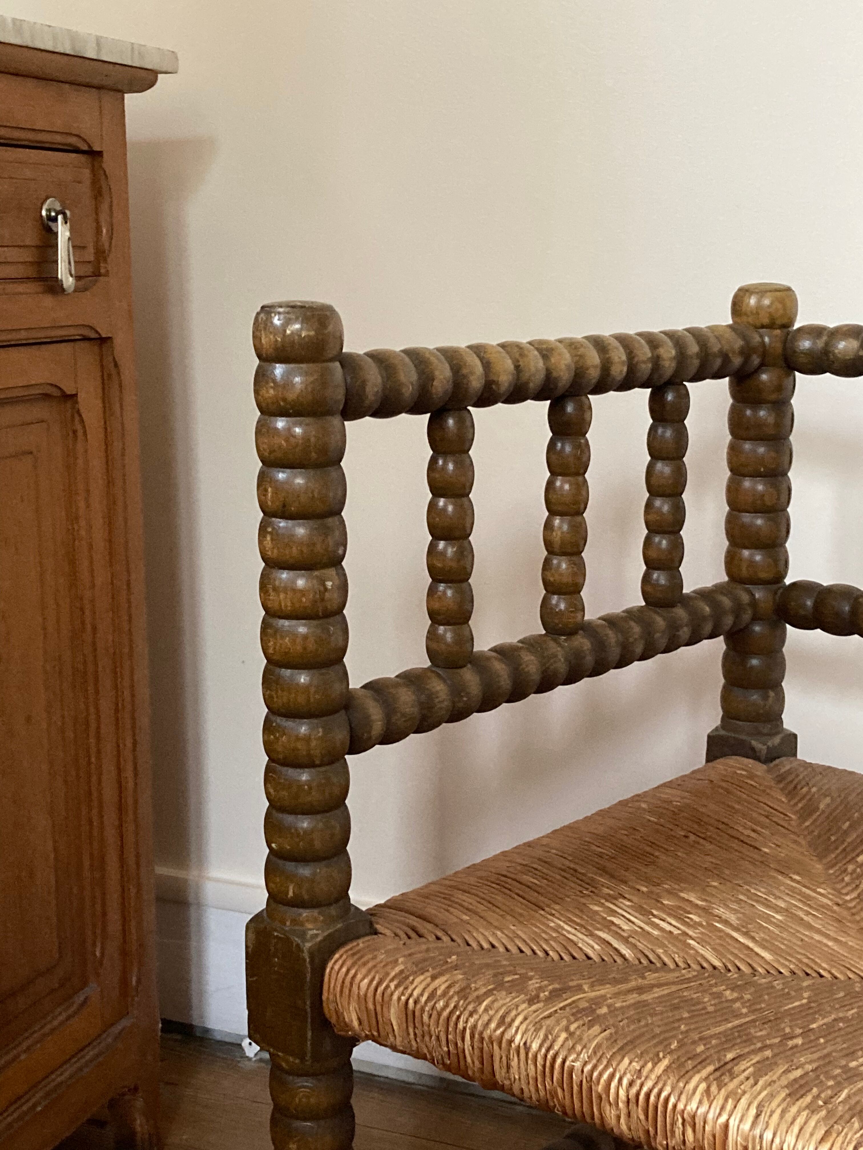 Chaise d’angle en bois tourné