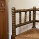 Chaise d’angle en bois tourné