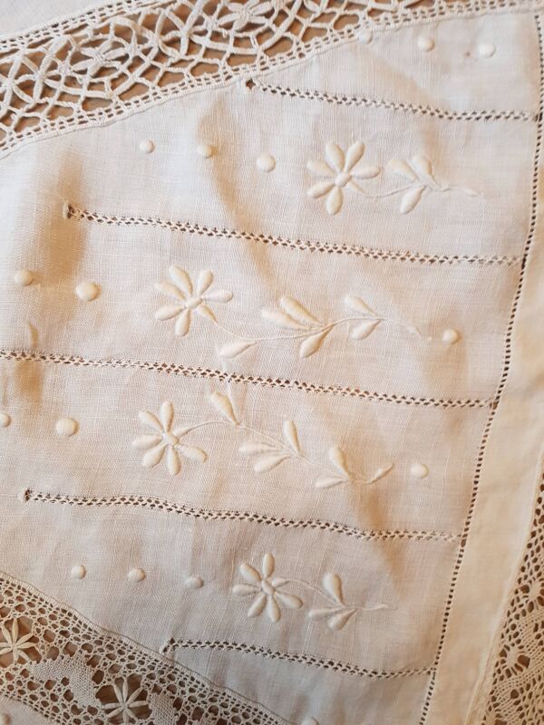 Nappe ronde en lin brodée main
