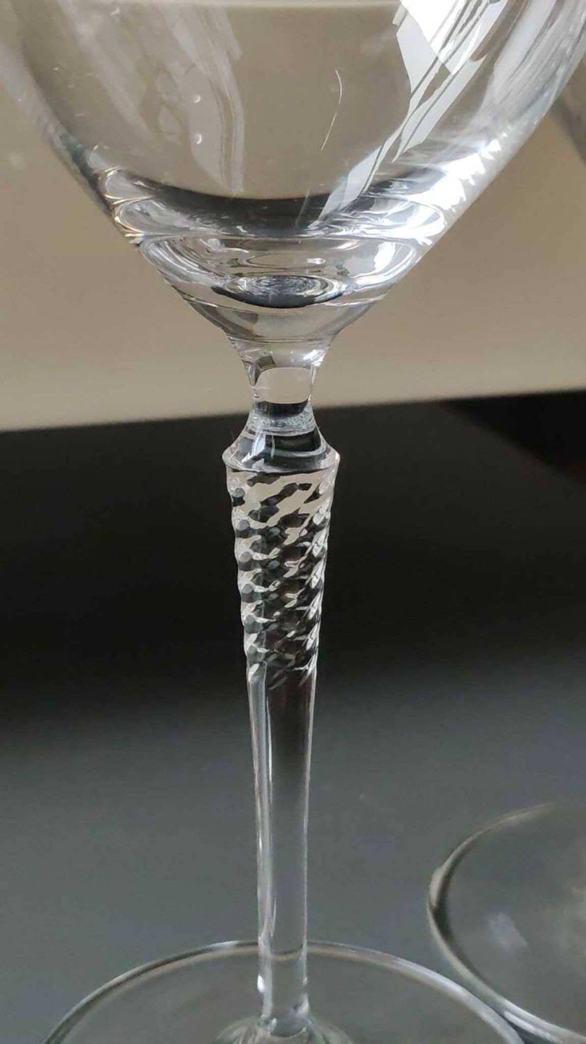 Set of 4 large red wine glasses. With a long twisted stem. Signed Schott Zwiesel. High 27 cm