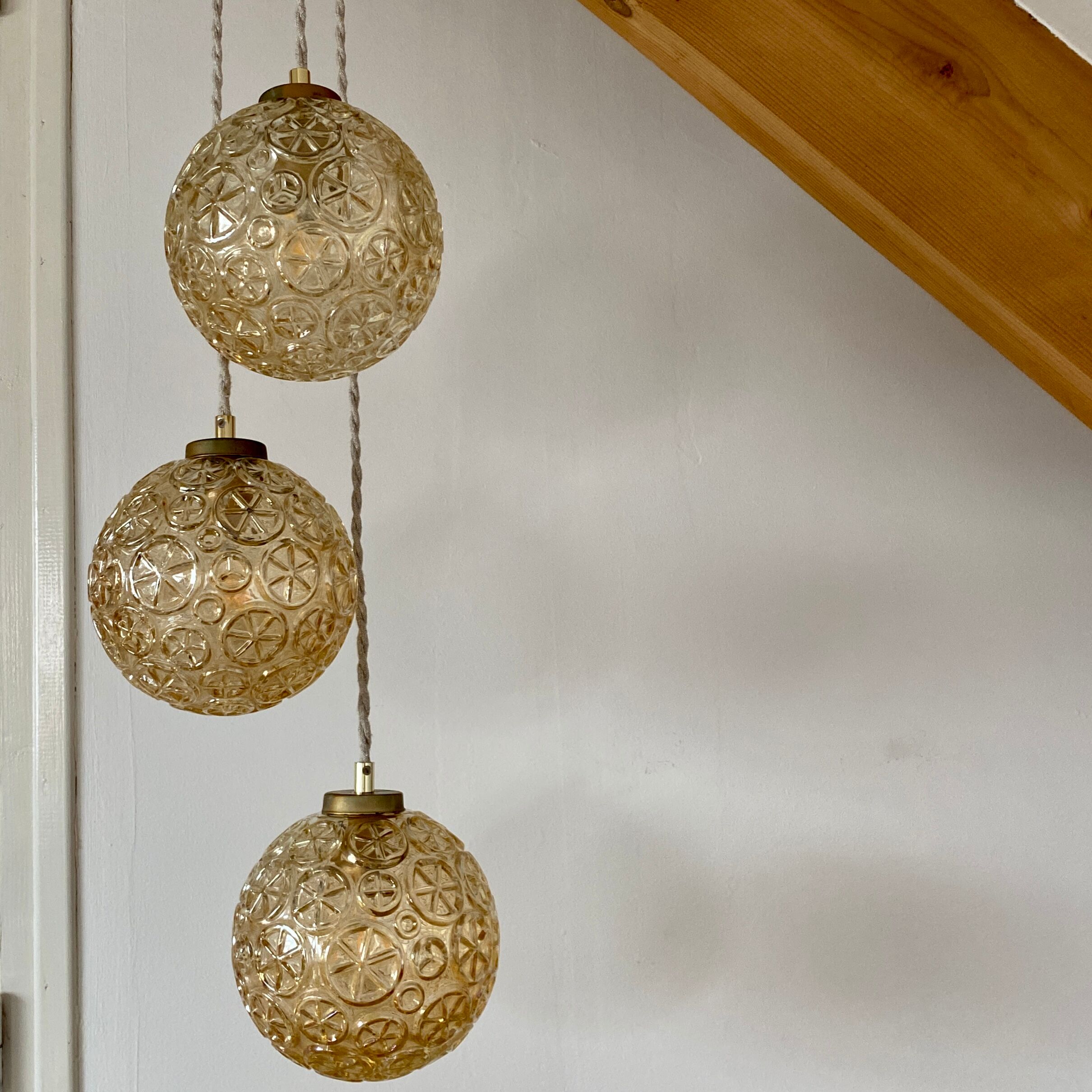 Suspension cascade trois feux globes vintage en verre ambré