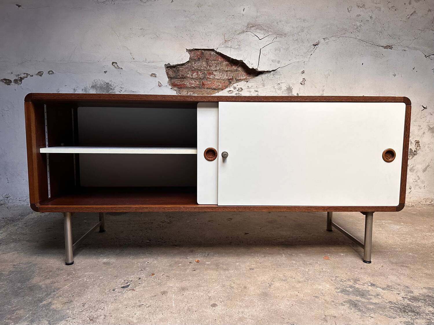 Buffet vintage Pastoe – Placage wengé et portes coulissantes blanches