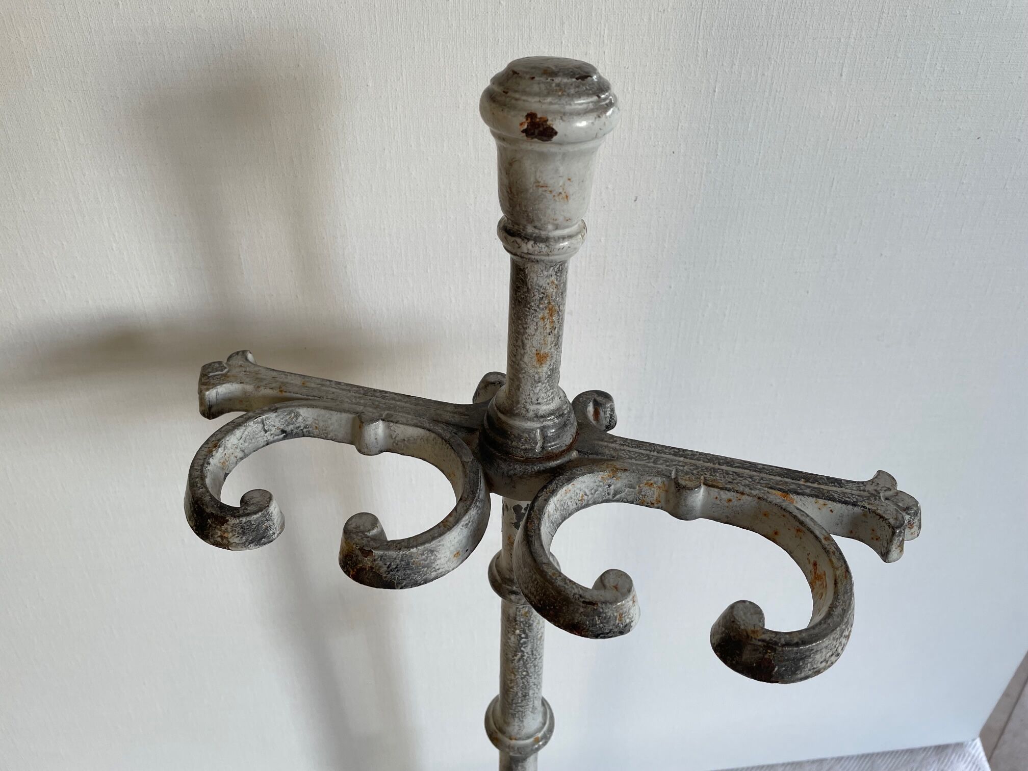 Enamelled umbrella holder