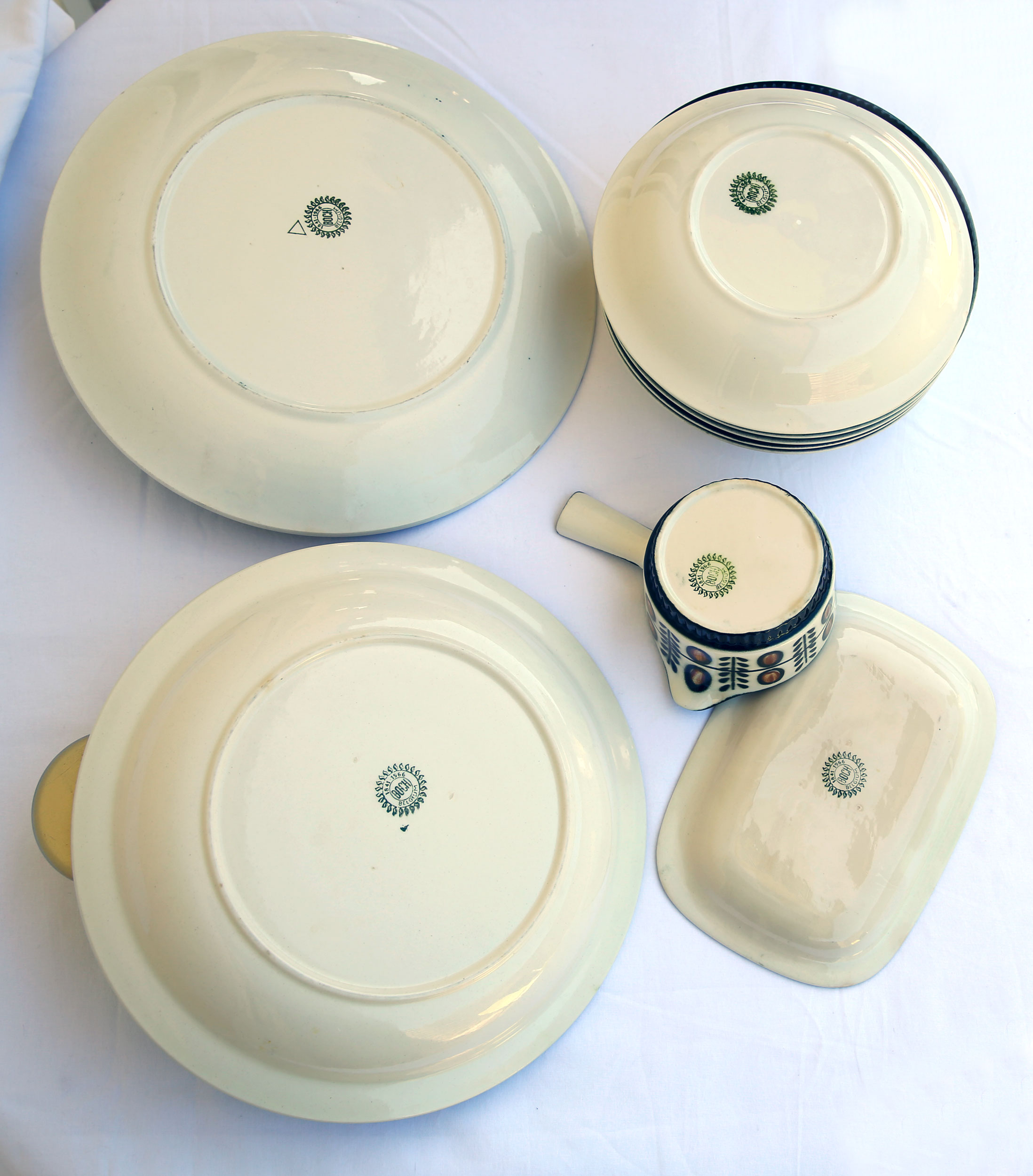Lot of 2 dishes, 7 hollow plates, ramekin and sausage Boch Belgium, Nut collection