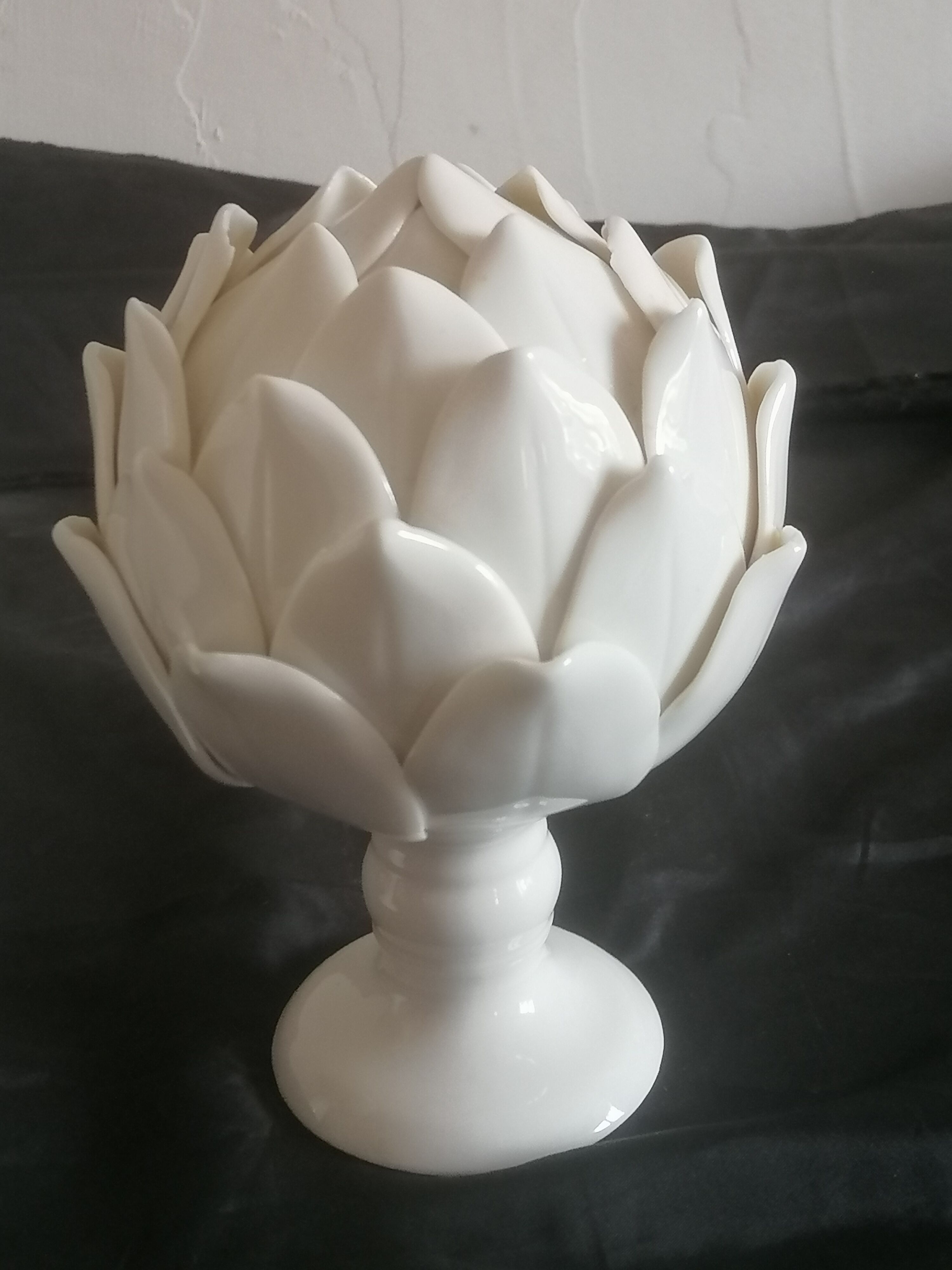 Pair of porcelain artichokes. Mid-twentieth century.